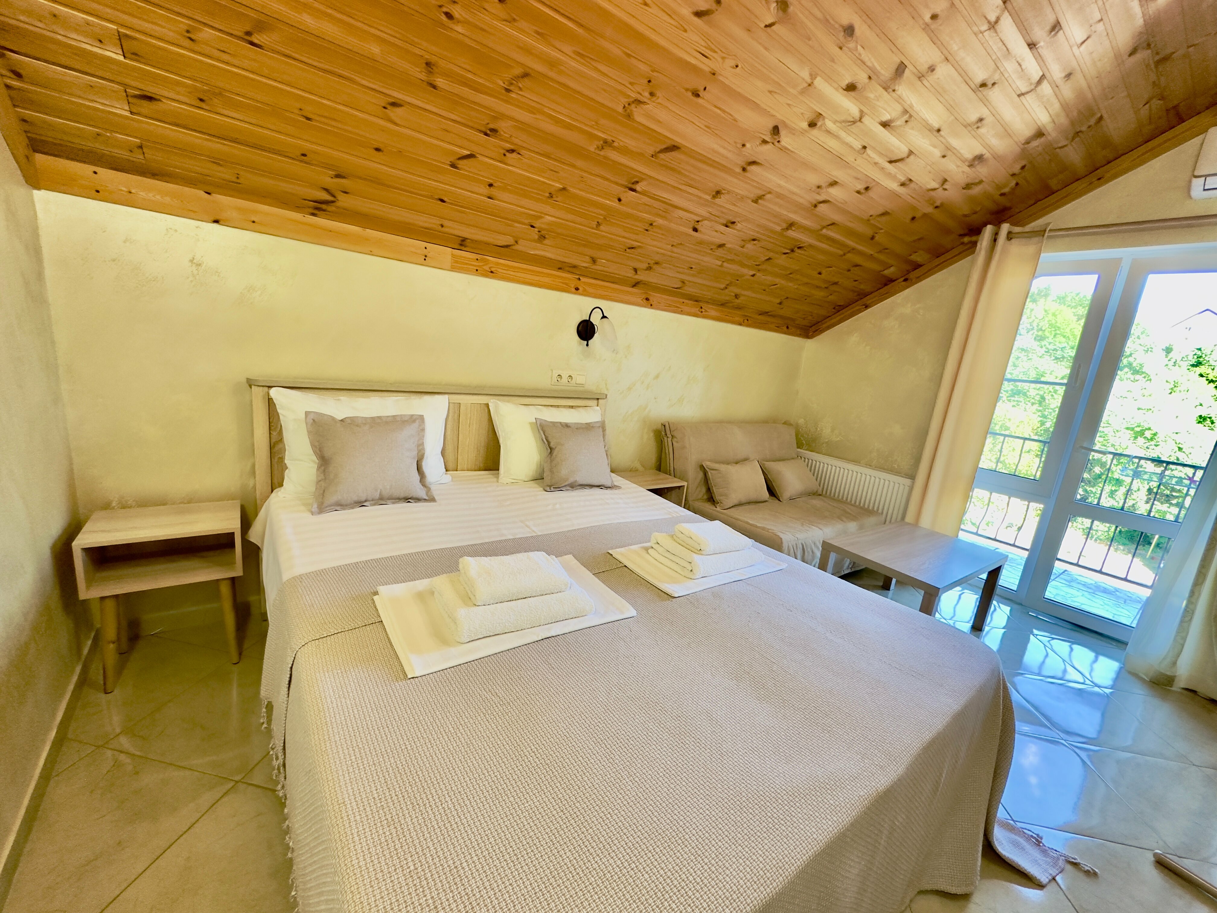 Двухместный номер Делюкс с 1 кроватью и боковым видом на море