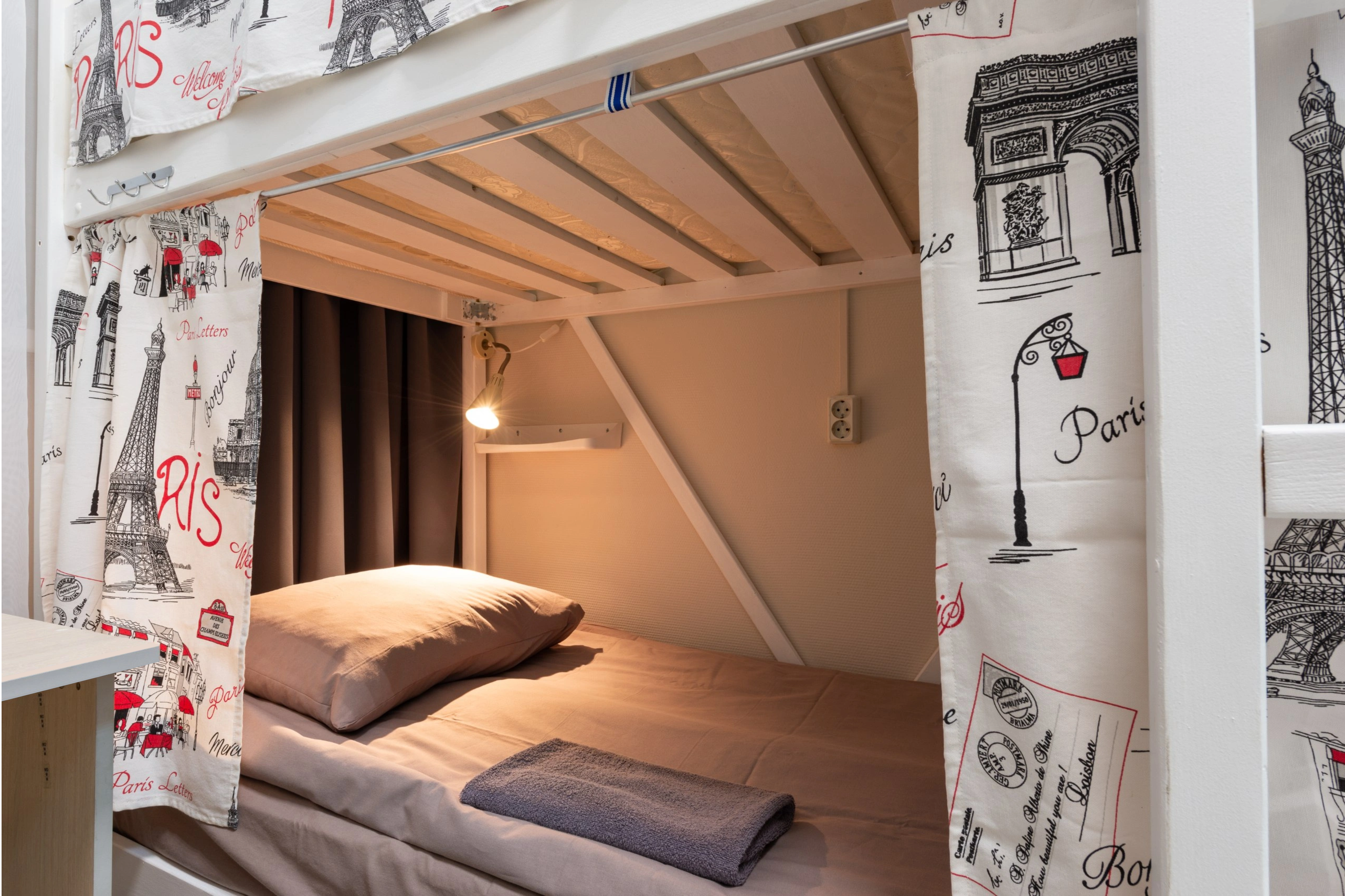 Кровать в общем 4-местном номере для мужчин и женщин