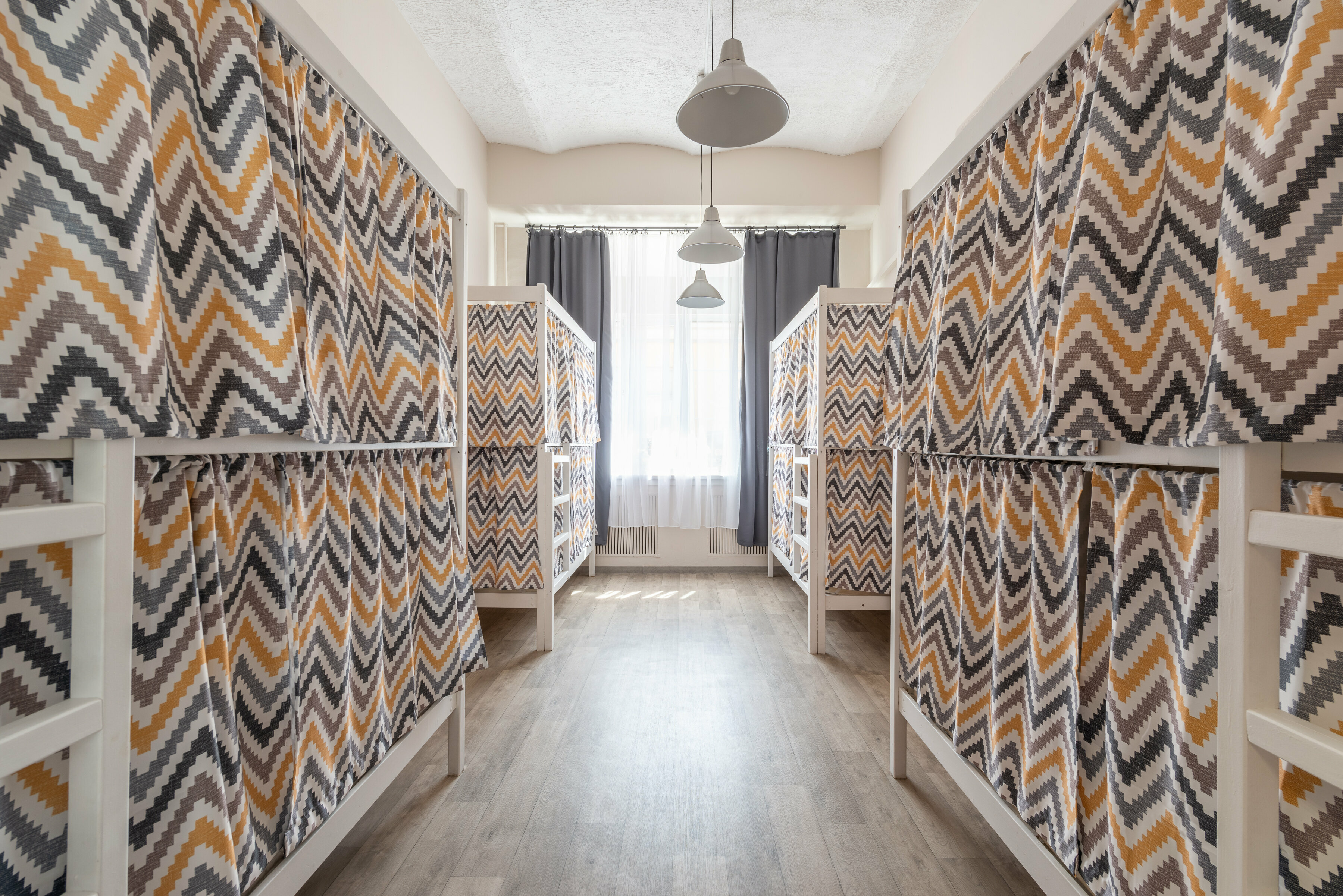 Кровать в общем 8-местном номере для мужчин и женщин