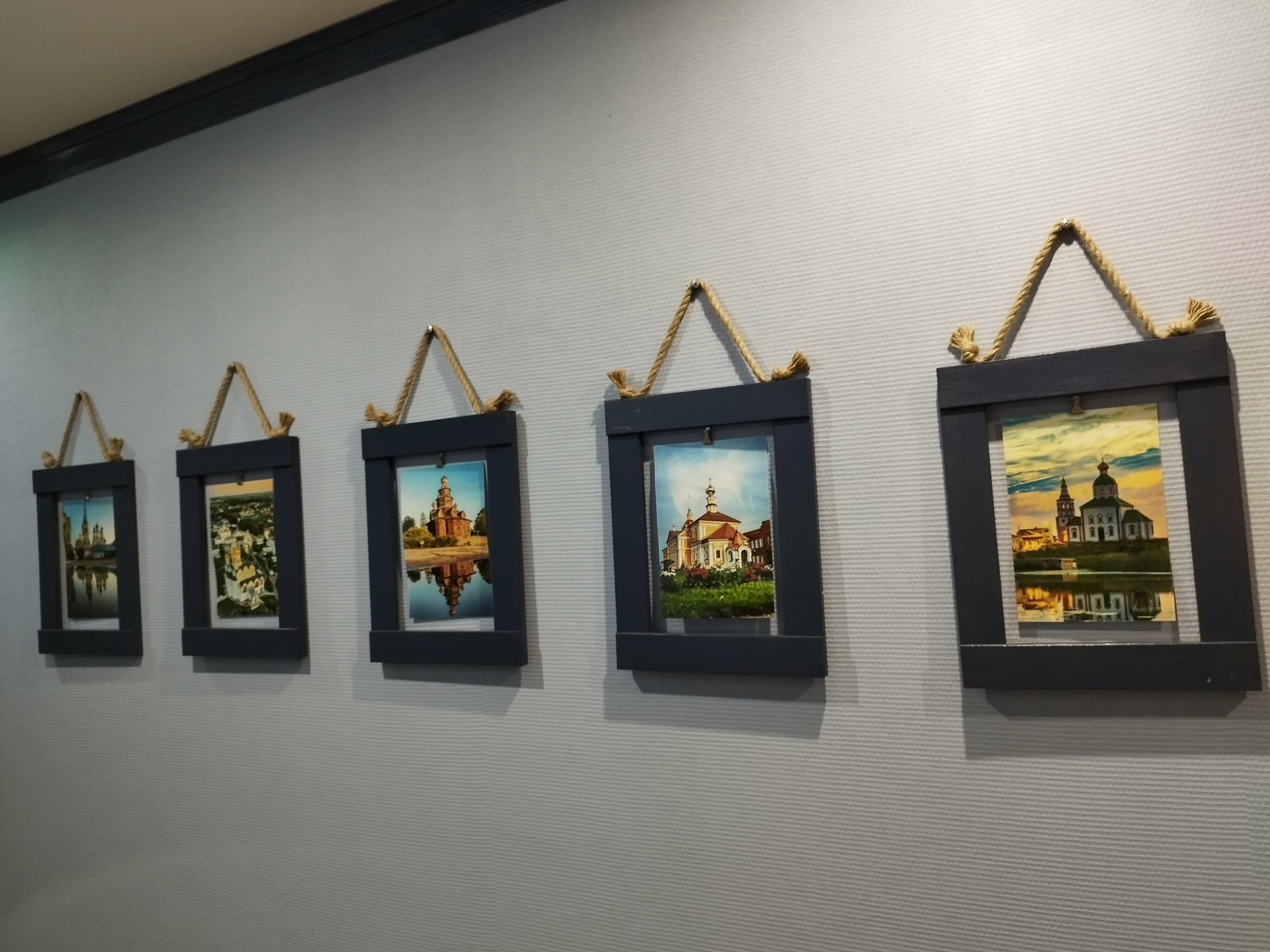 Частный дом с балконом .