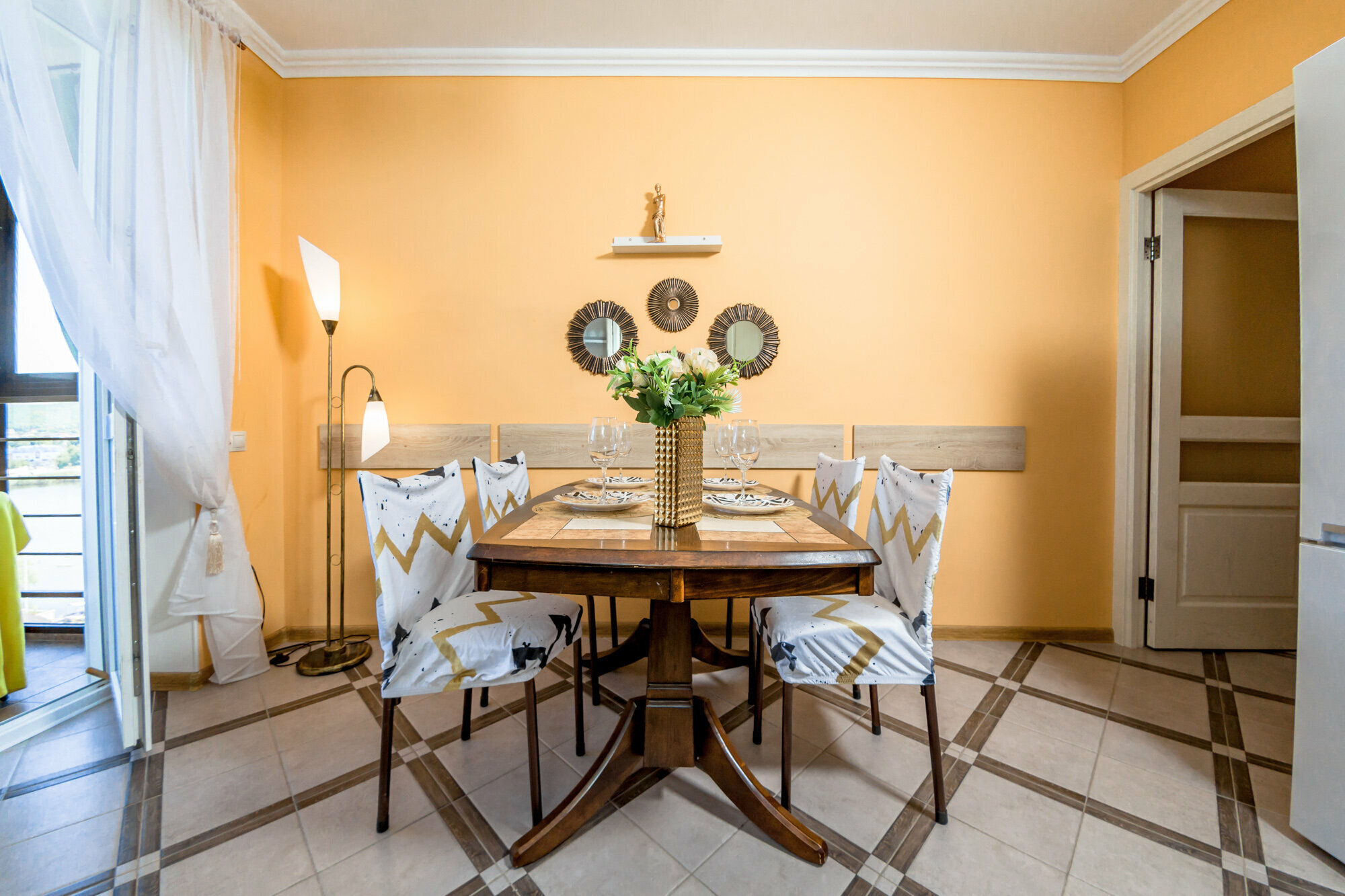 Семейный номер с видом на озеро