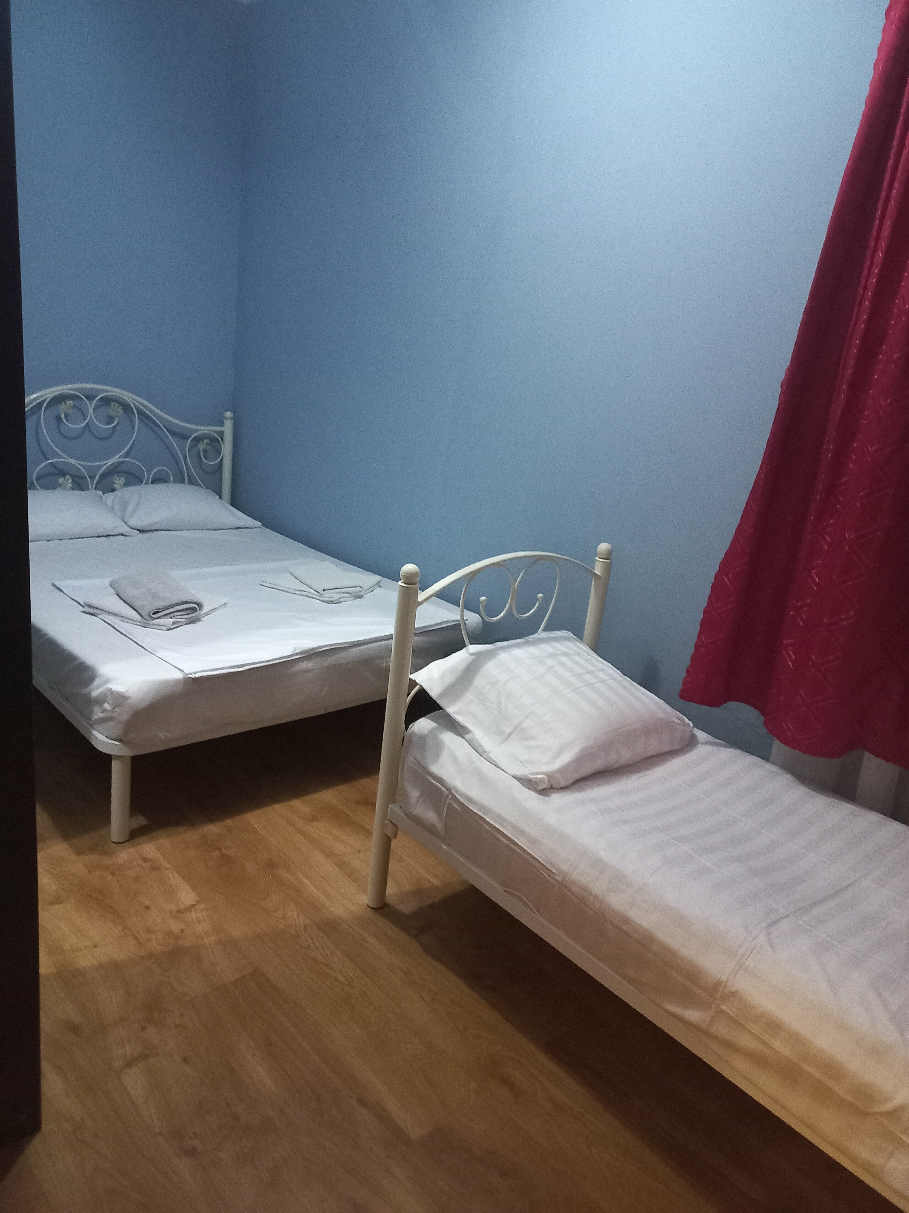 Трехместный номер эконом-класса с общей ванной комнатой