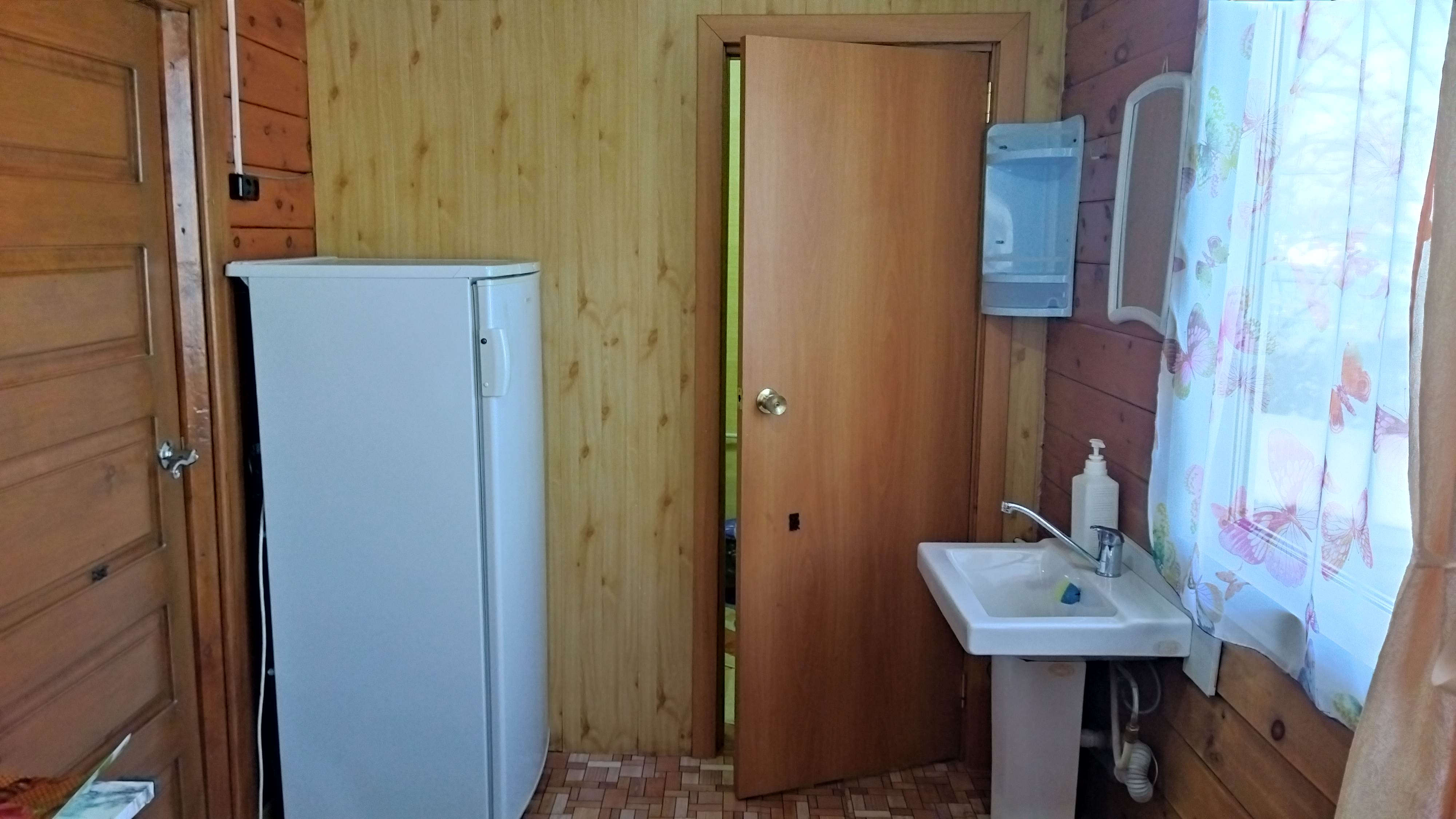 Семейный номер с видом на озеро