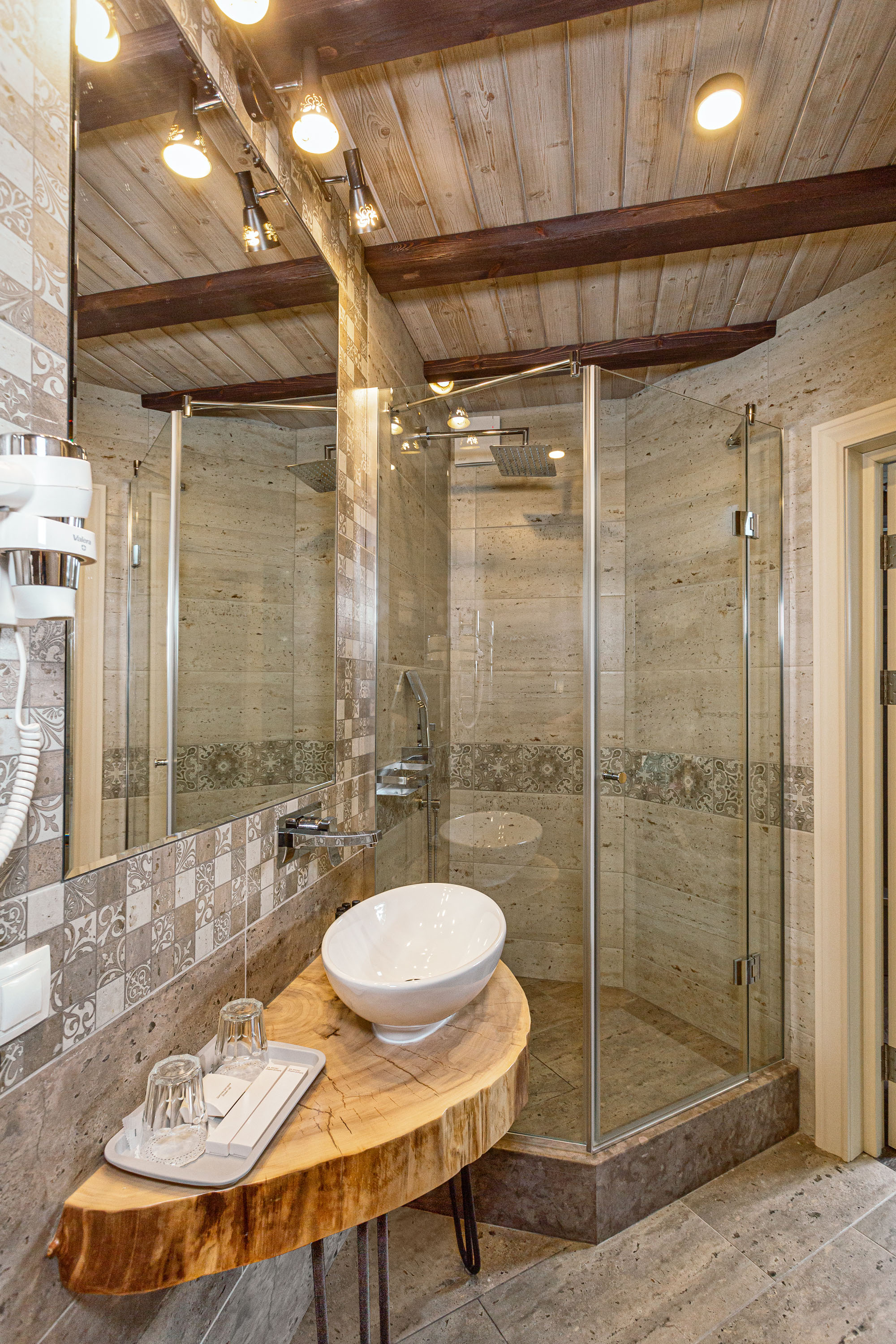 Большой двухместный номер  - цокольный этаж (с окнами)