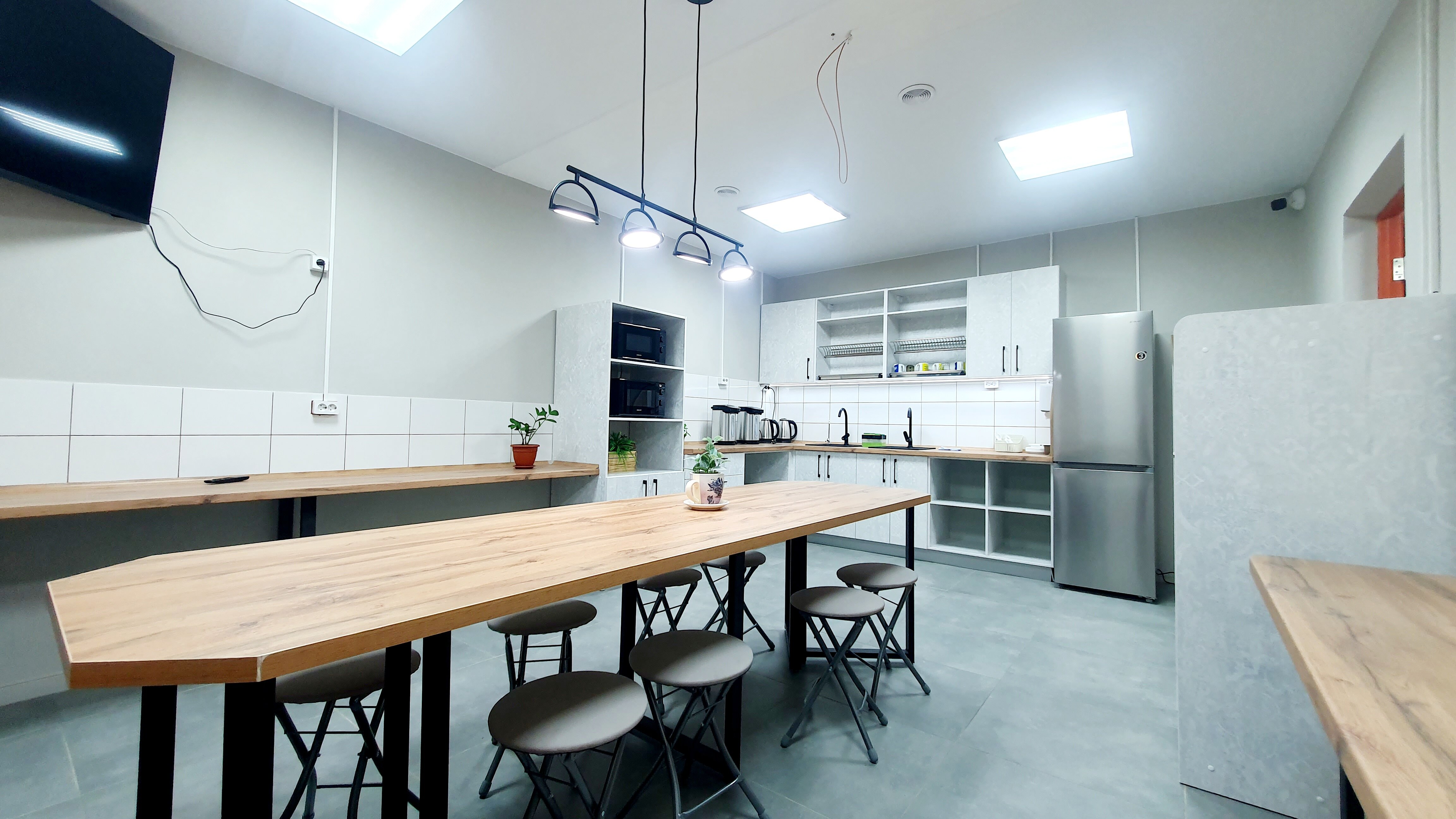 Кровать в общем 8-местном номере для мужчин и женщин