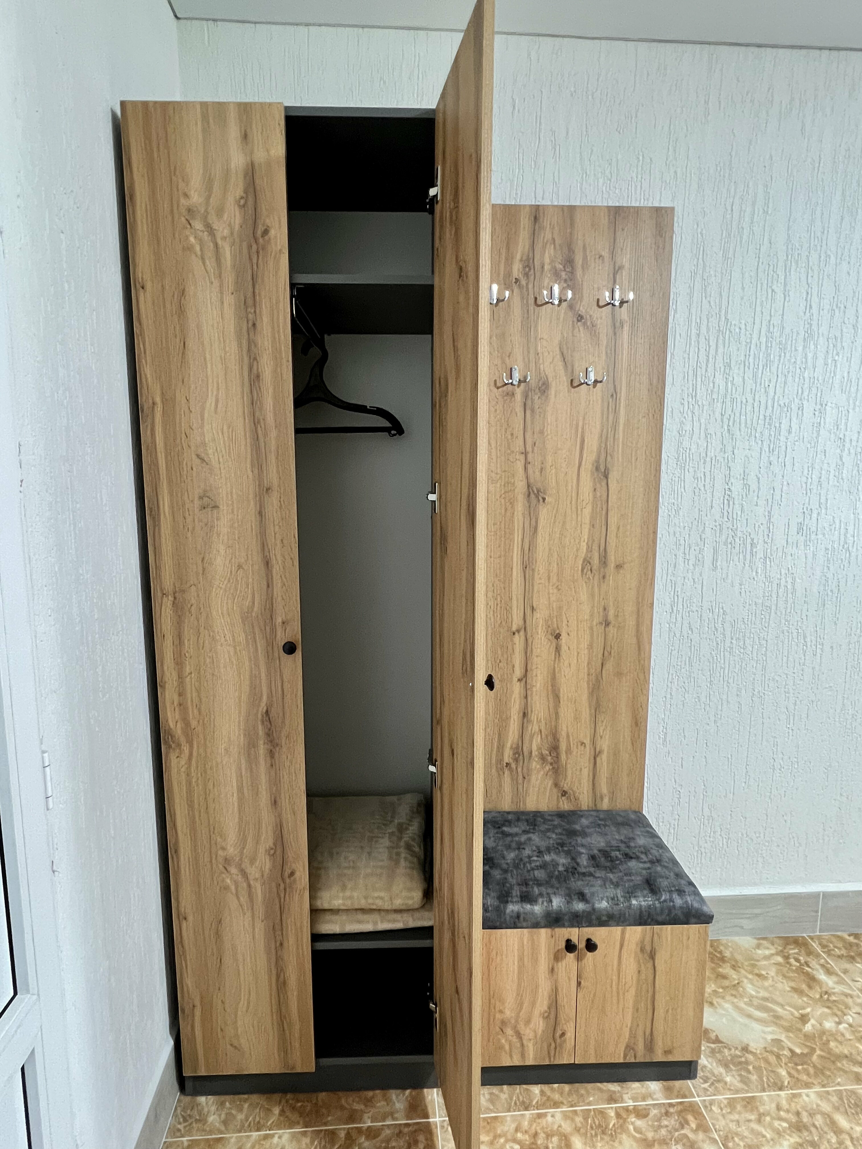 Трехместный стандарт с двухместной кроватью и диваном