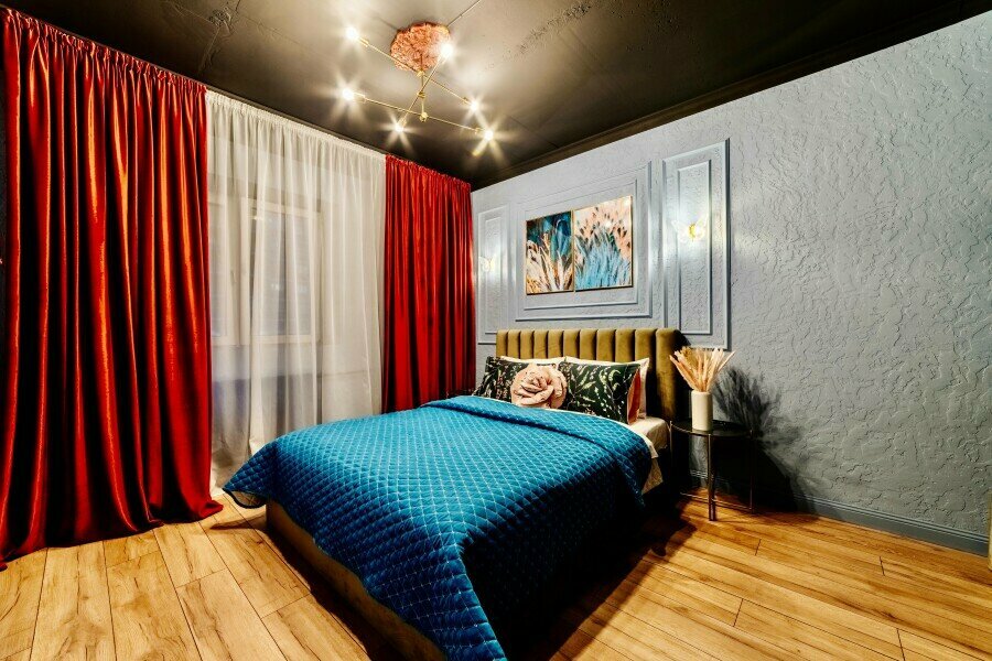 Студия Scarlet .1-2 гостя-двуспал. кровать с двуспал. одеялом.Бронь 3 чел.- кровать и приносная раскладушка (двуспал. одеяло на кровать и одеяло на раскладушку).Доп.одеял нет.