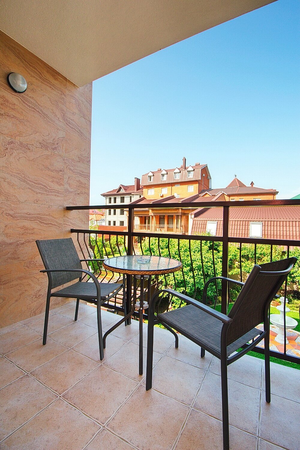 Семейный номер с видом на сад