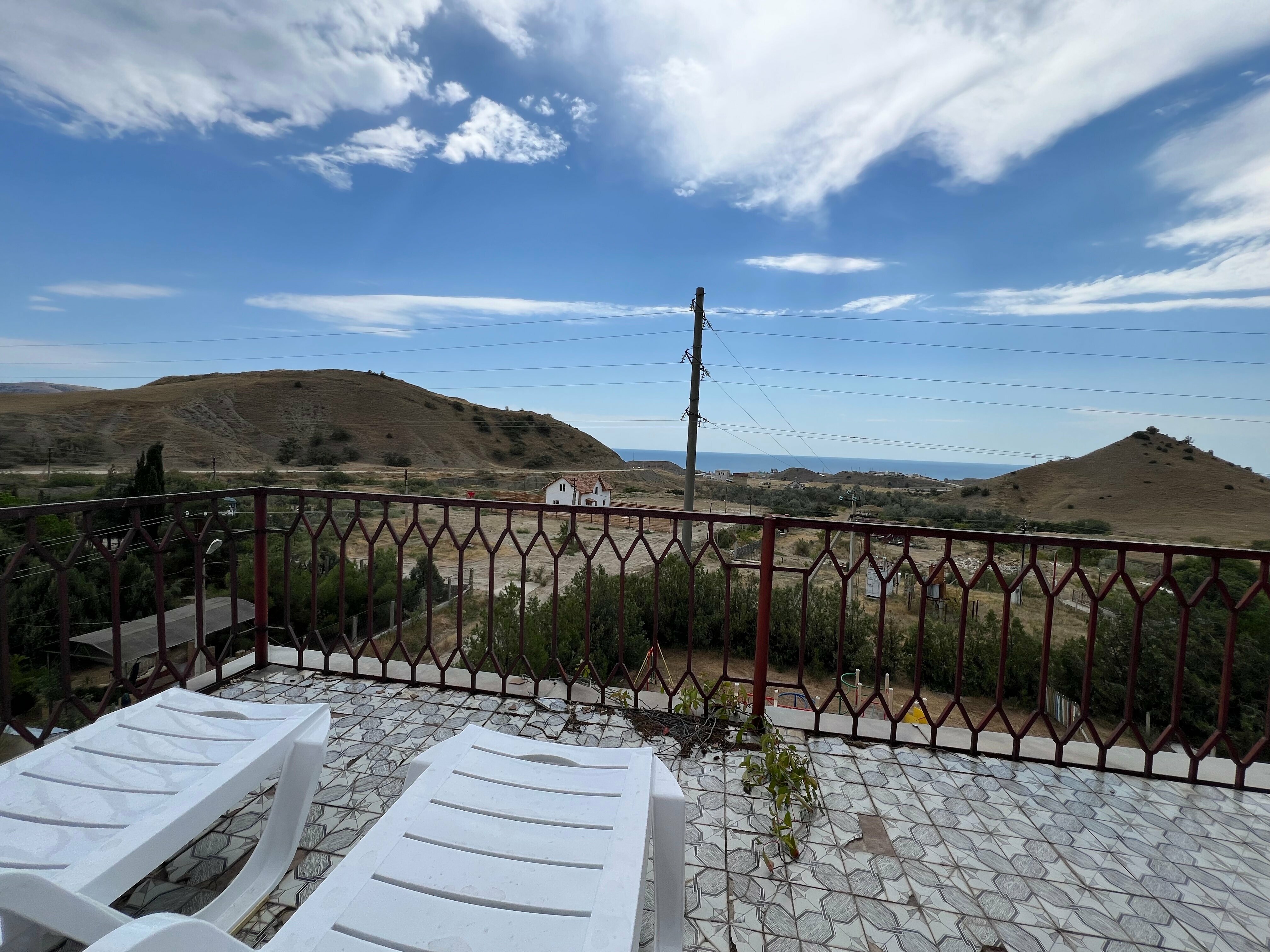 Семейный номер с боковым видом на море