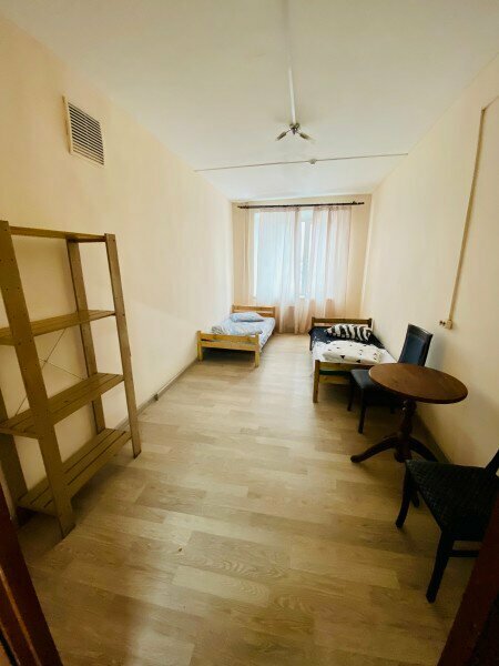 Двухместный номер с 2 отдельными кроватями и общей ванной комнатой