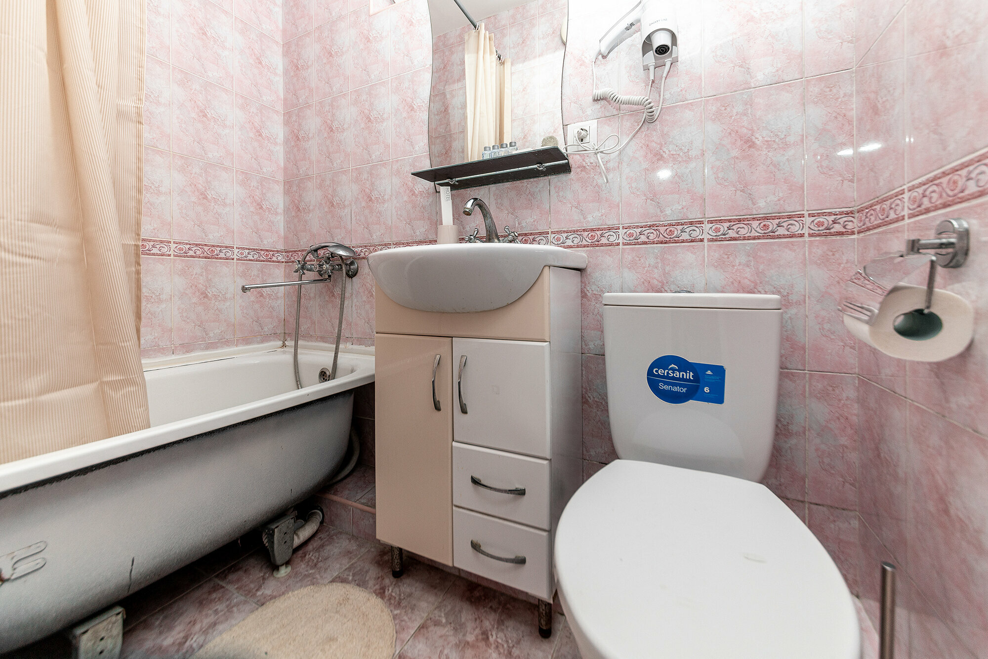 Двухместный Стандартный номер с двумя раздельными кроватями и санузлом