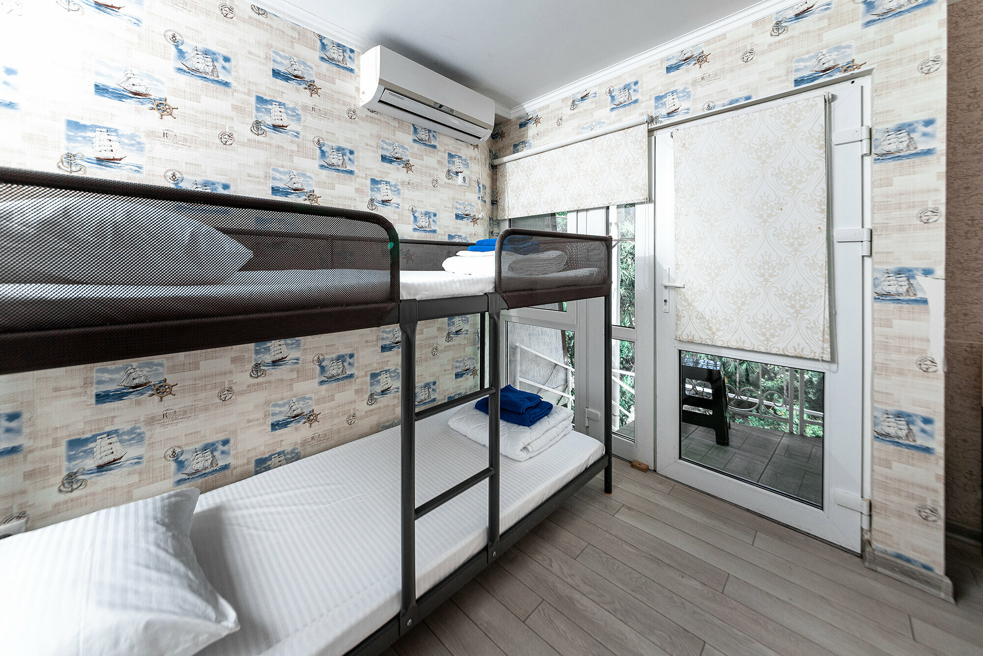 Четырехместный номер с душем