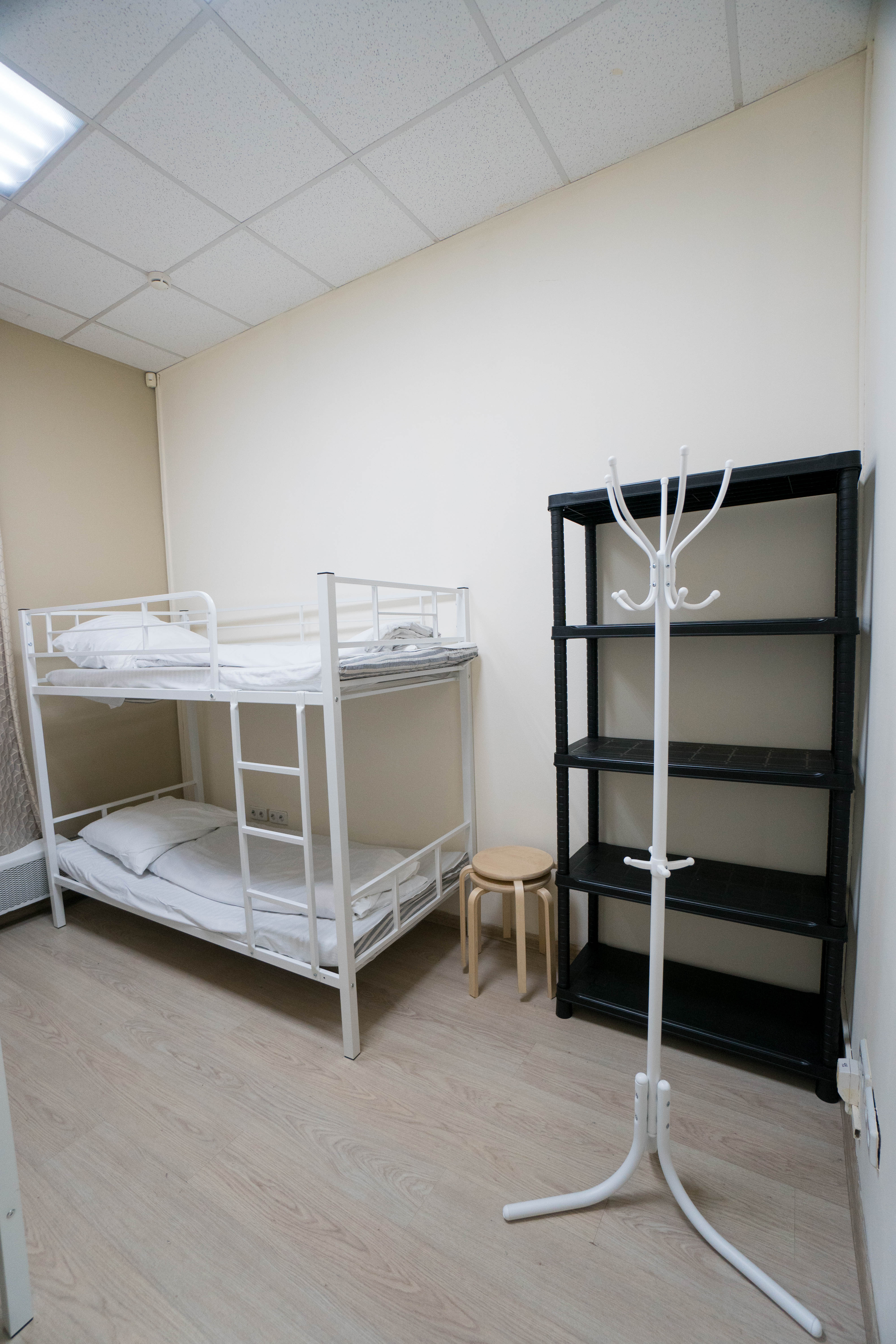 Спальное место на двухъярусной кровати в общем номере для мужчин и женщин