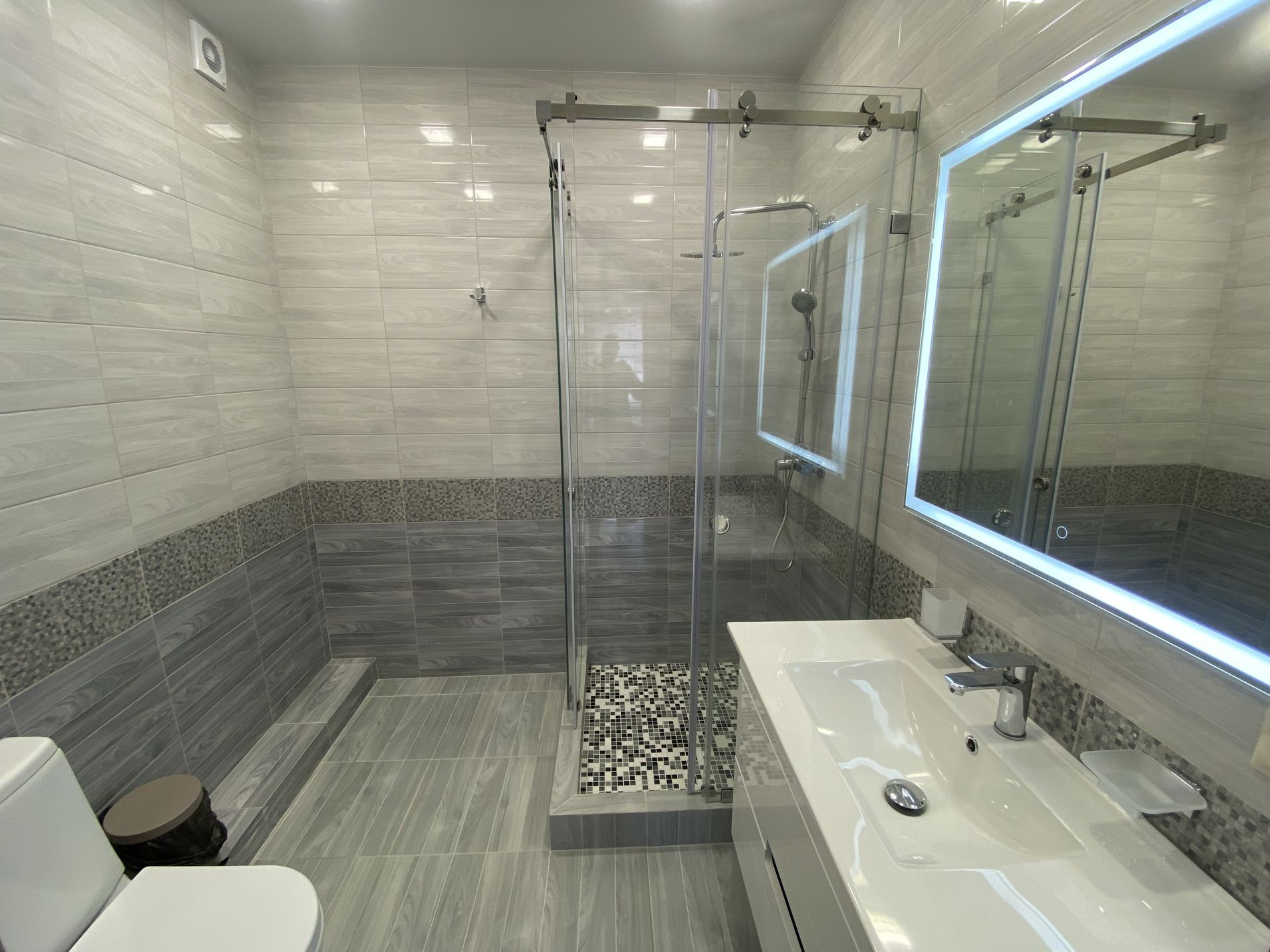 Двухместный номер с двуспальной кроватью и дополнительной кроватью