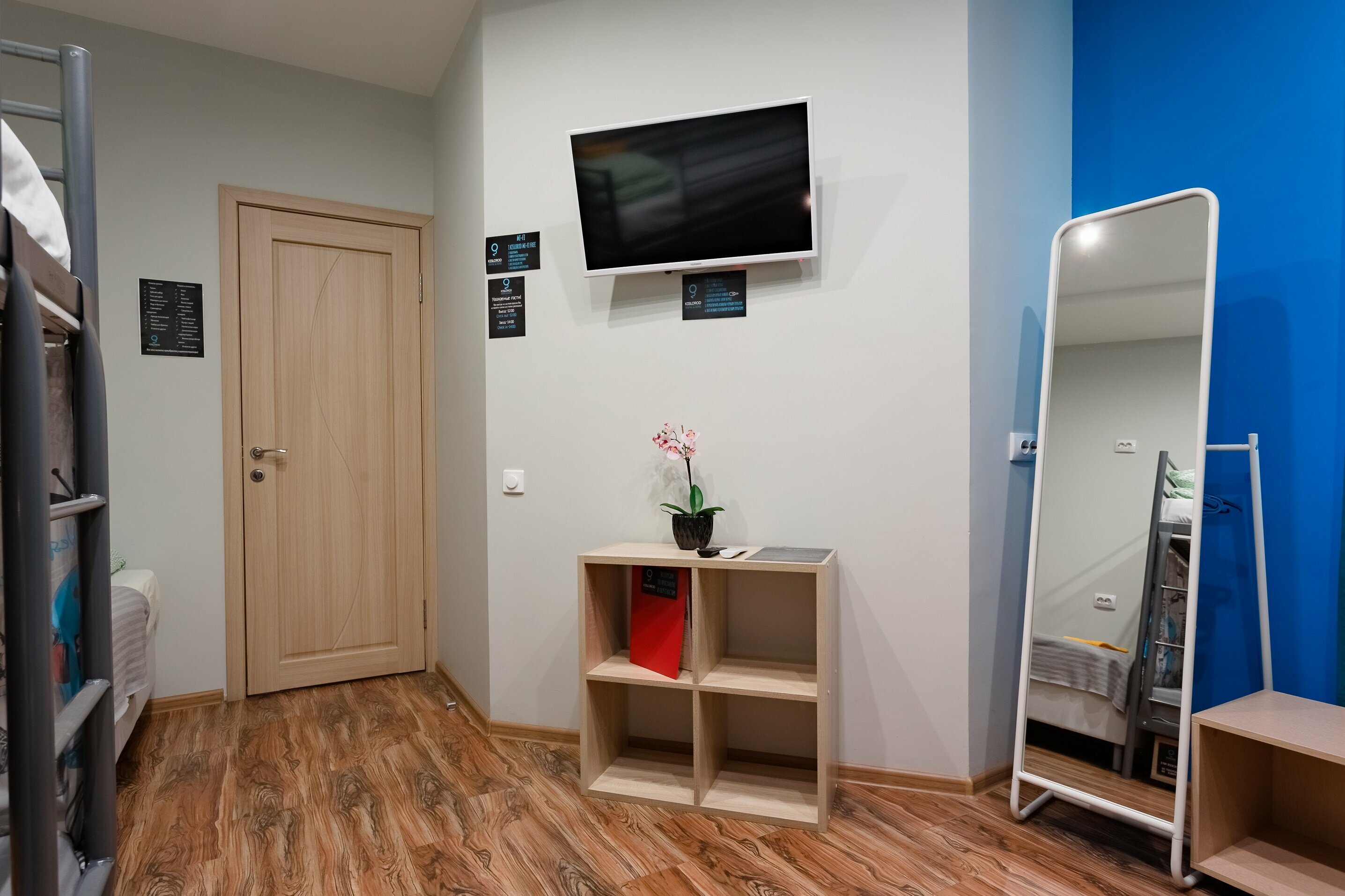 Спальное место на двухъярусной кровати в общем номере для женщин