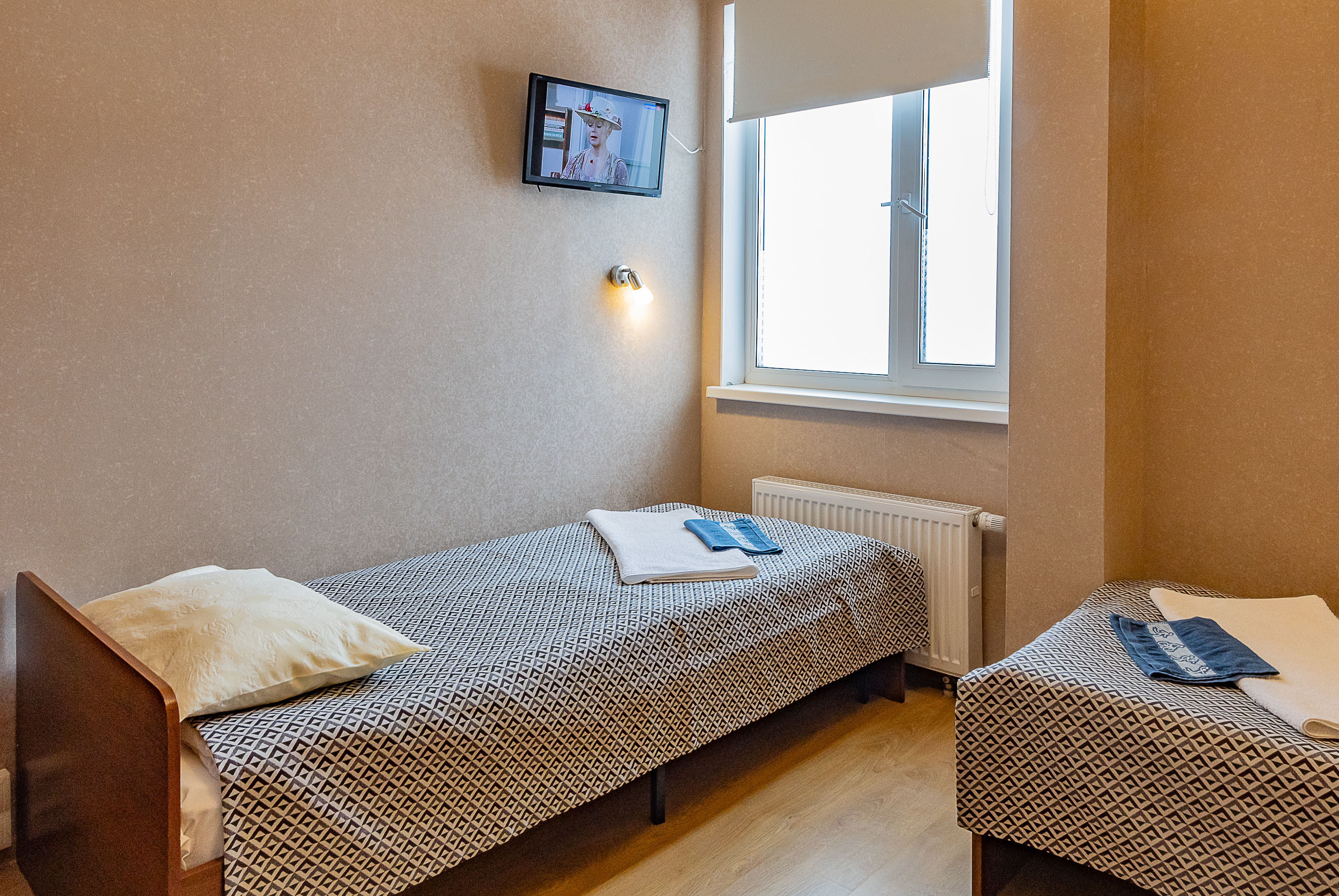 Стандартный двухместный номер с 2 отдельными кроватями и общей ванной комнатой