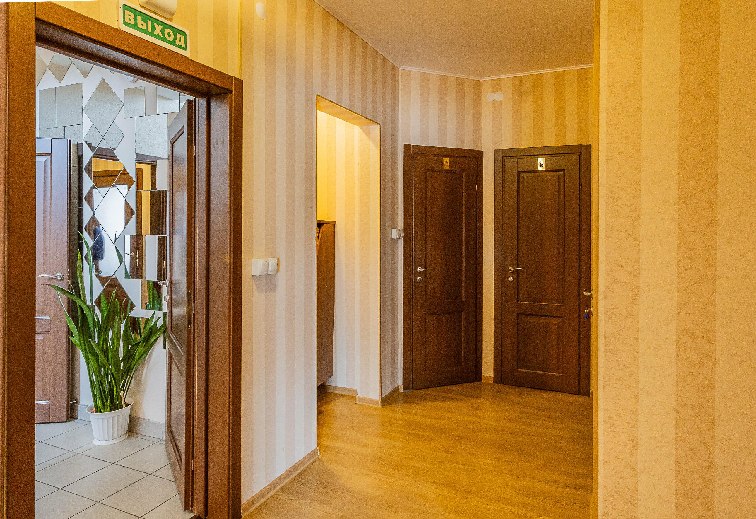 Стандартный двухместный номер с 2 отдельными кроватями и общей ванной комнатой