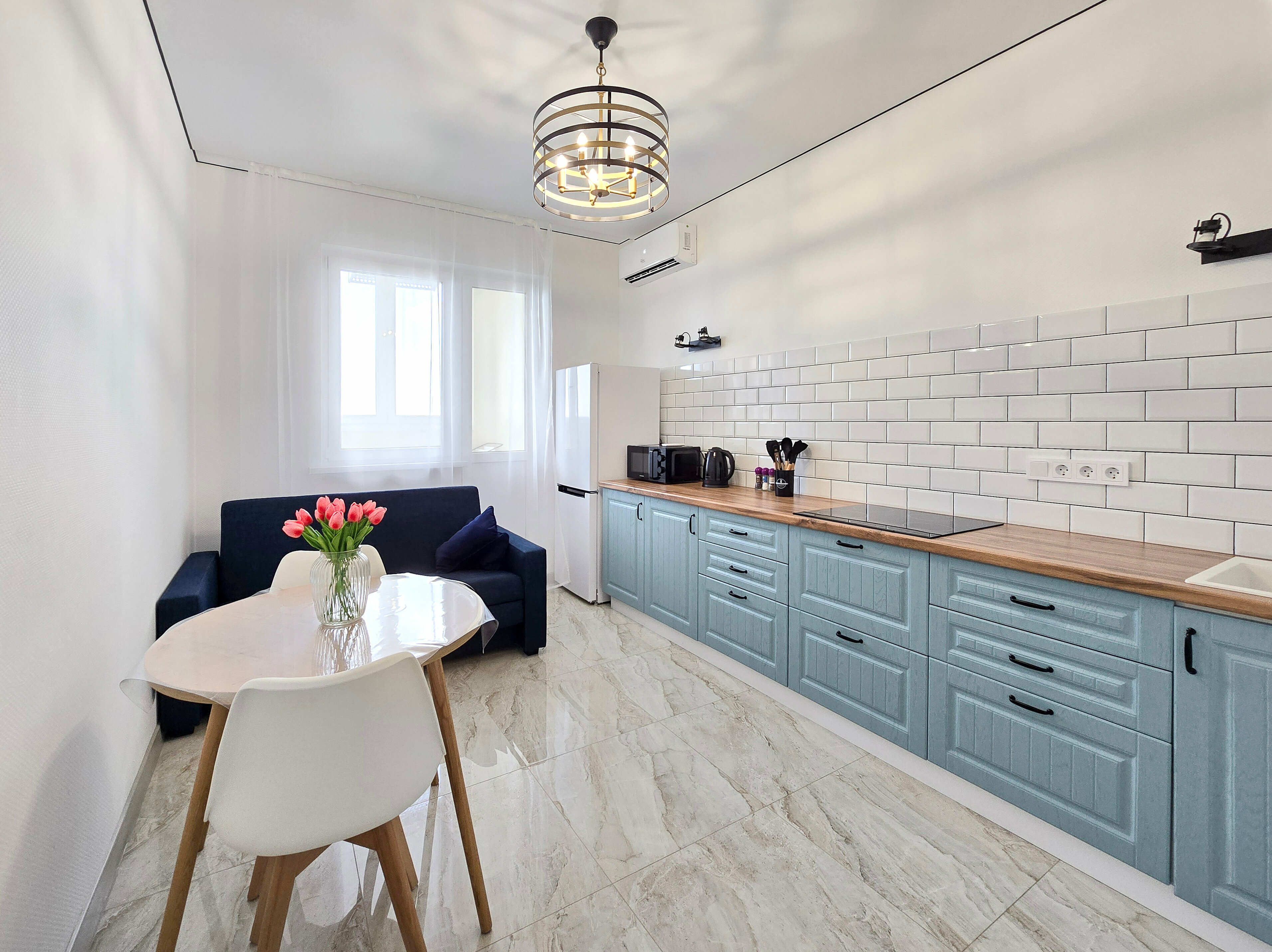 Улучшенные апартаменты с диваном на кухне на 15 этаже