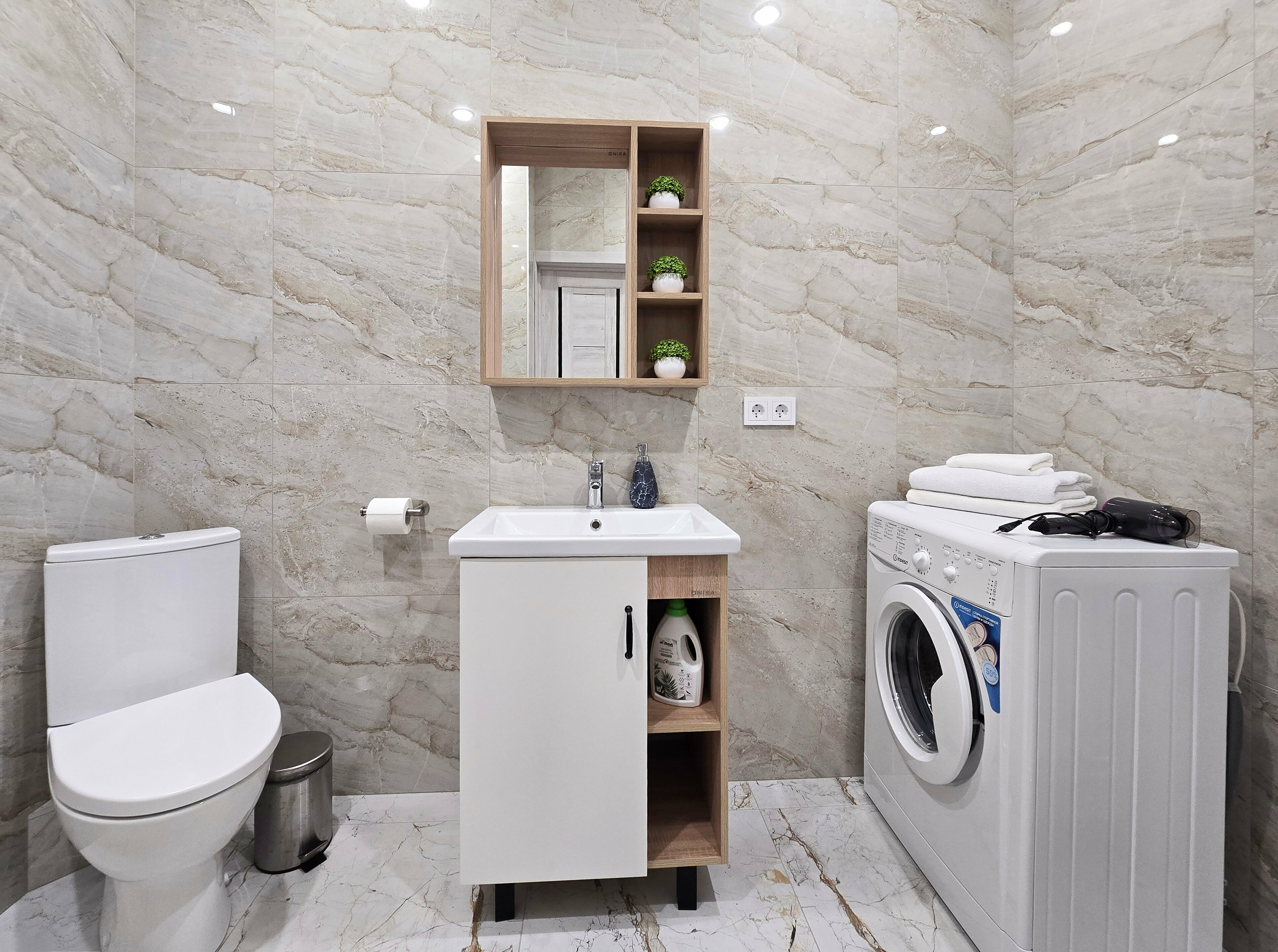 Улучшенные апартаменты с диваном на кухне на 15 этаже