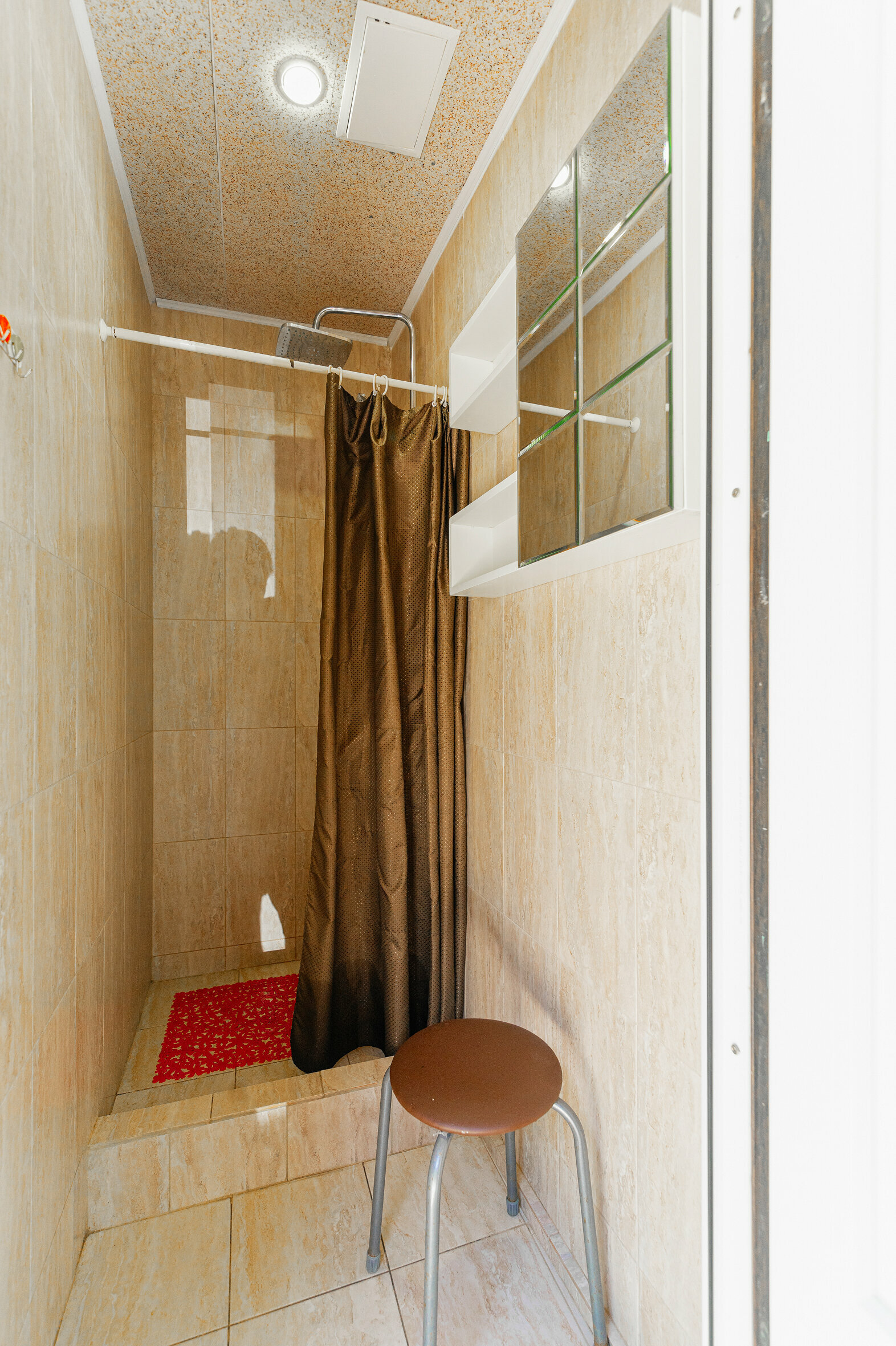 Двухместный номер с 2 отдельными кроватями и общей ванной комнатой