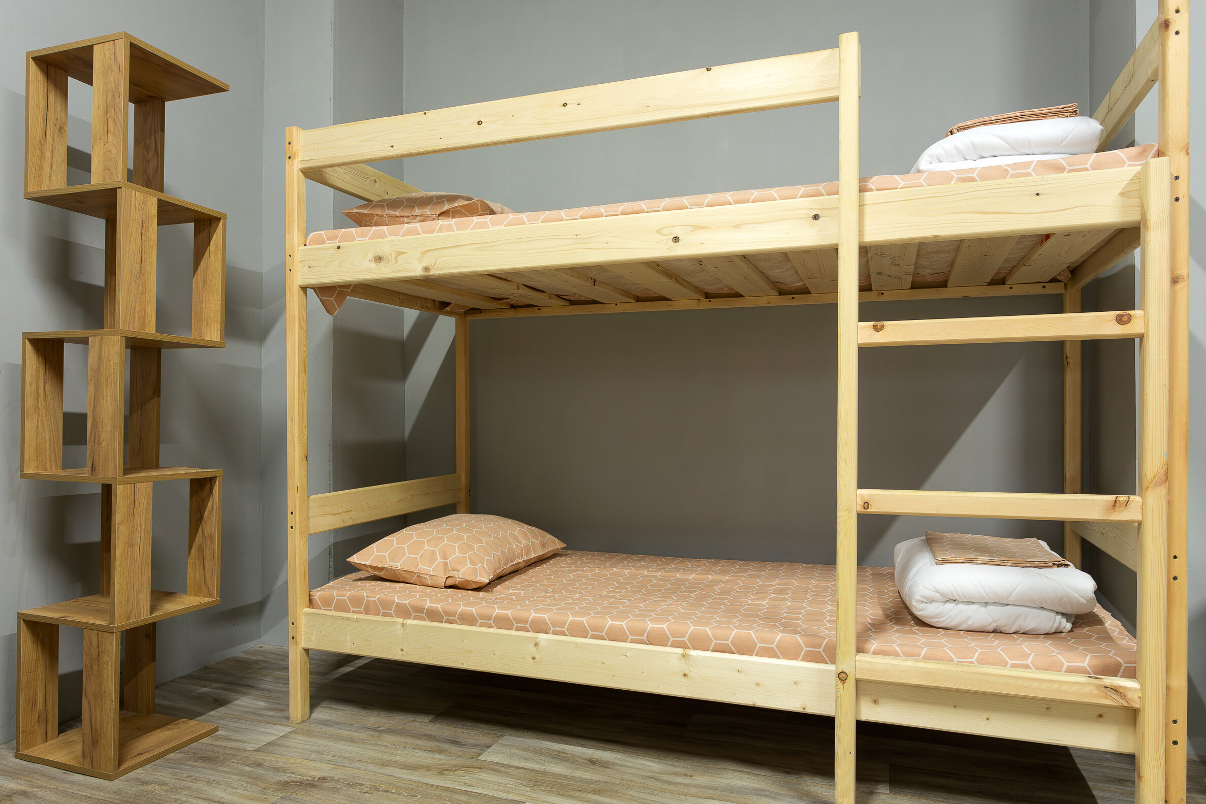 Кровать в общем 8-местном номере для мужчин и женщин