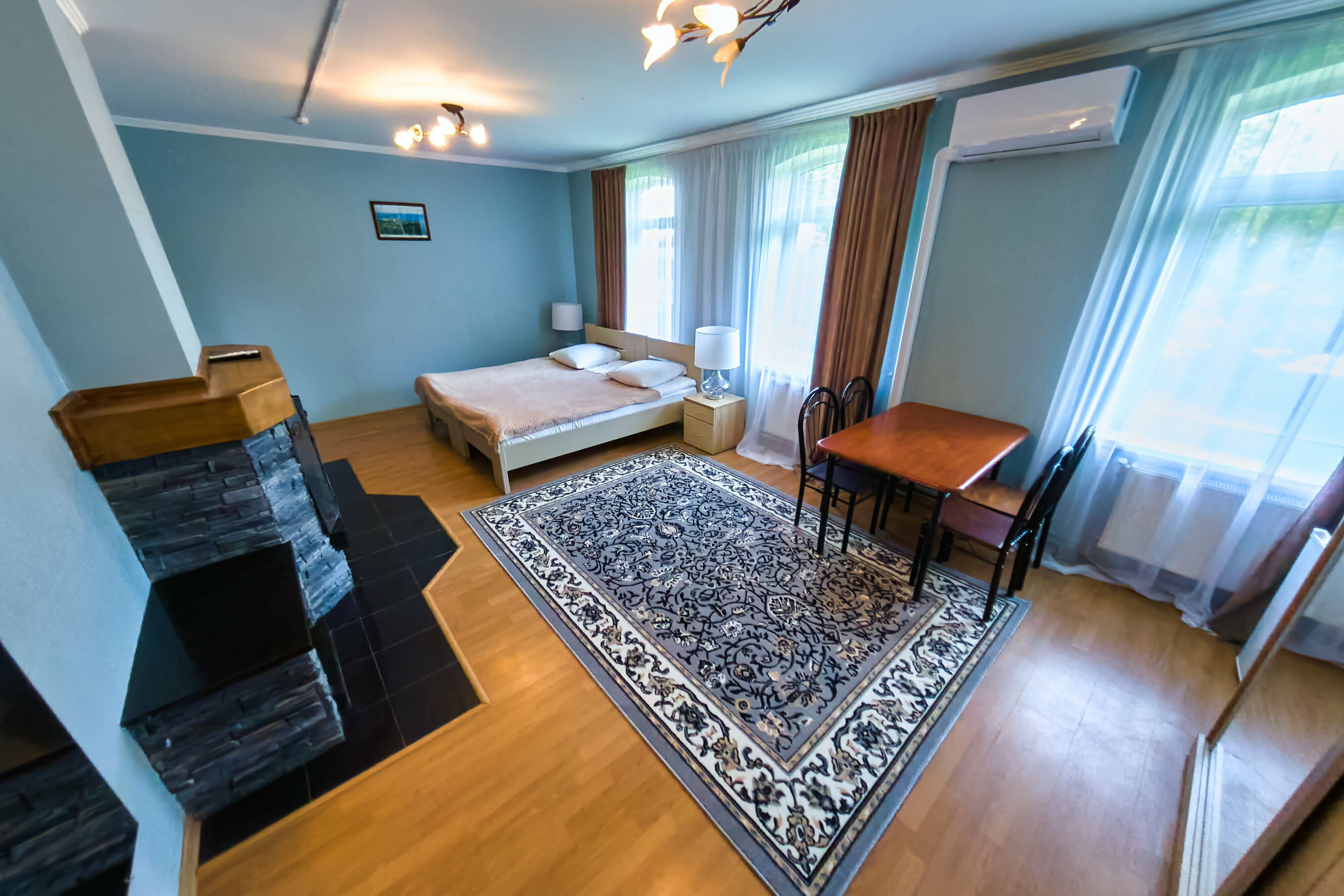 Однокомнатный номер улучшенный с камином в отдельном домике