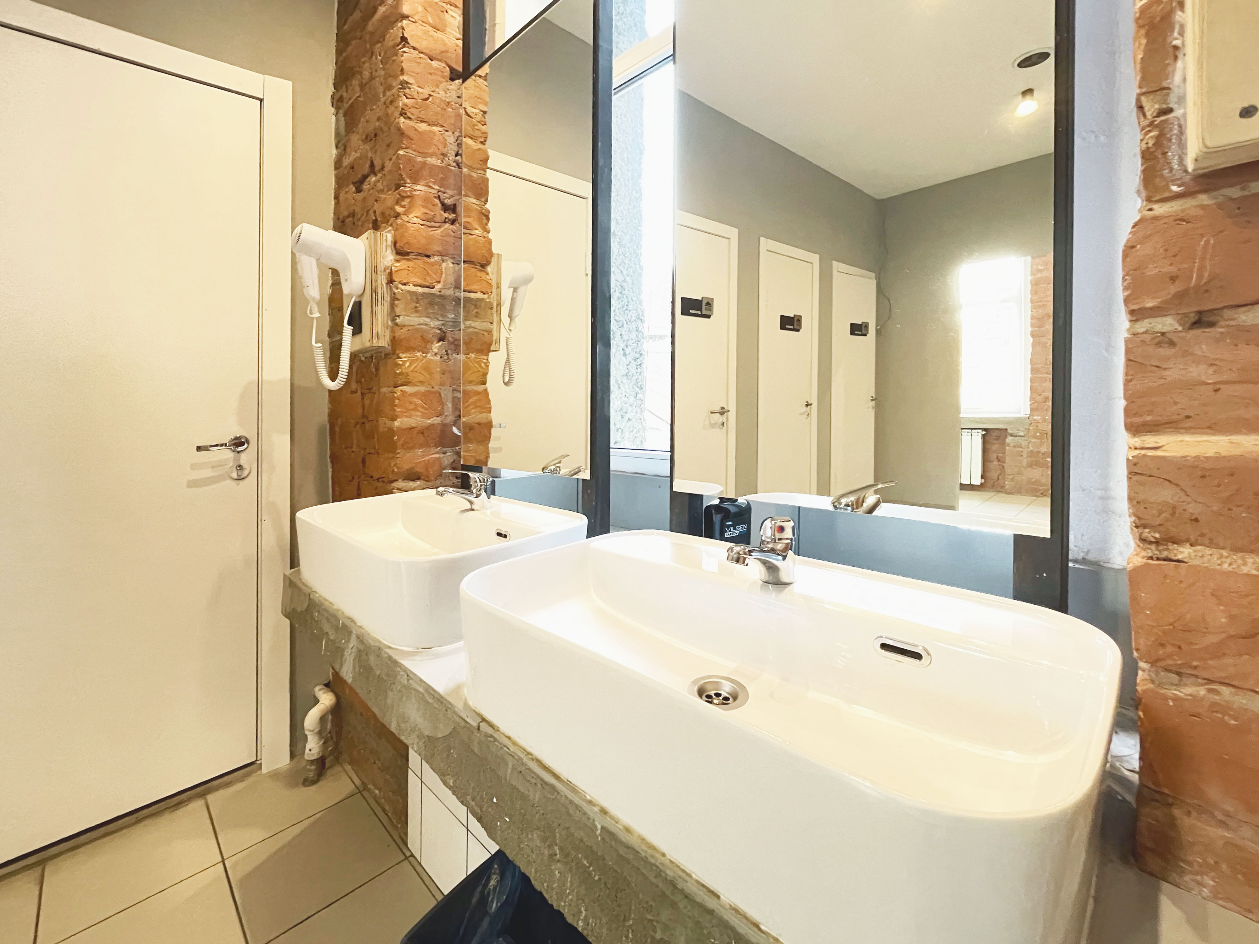 Односпальная кровать в общем номере для женщин