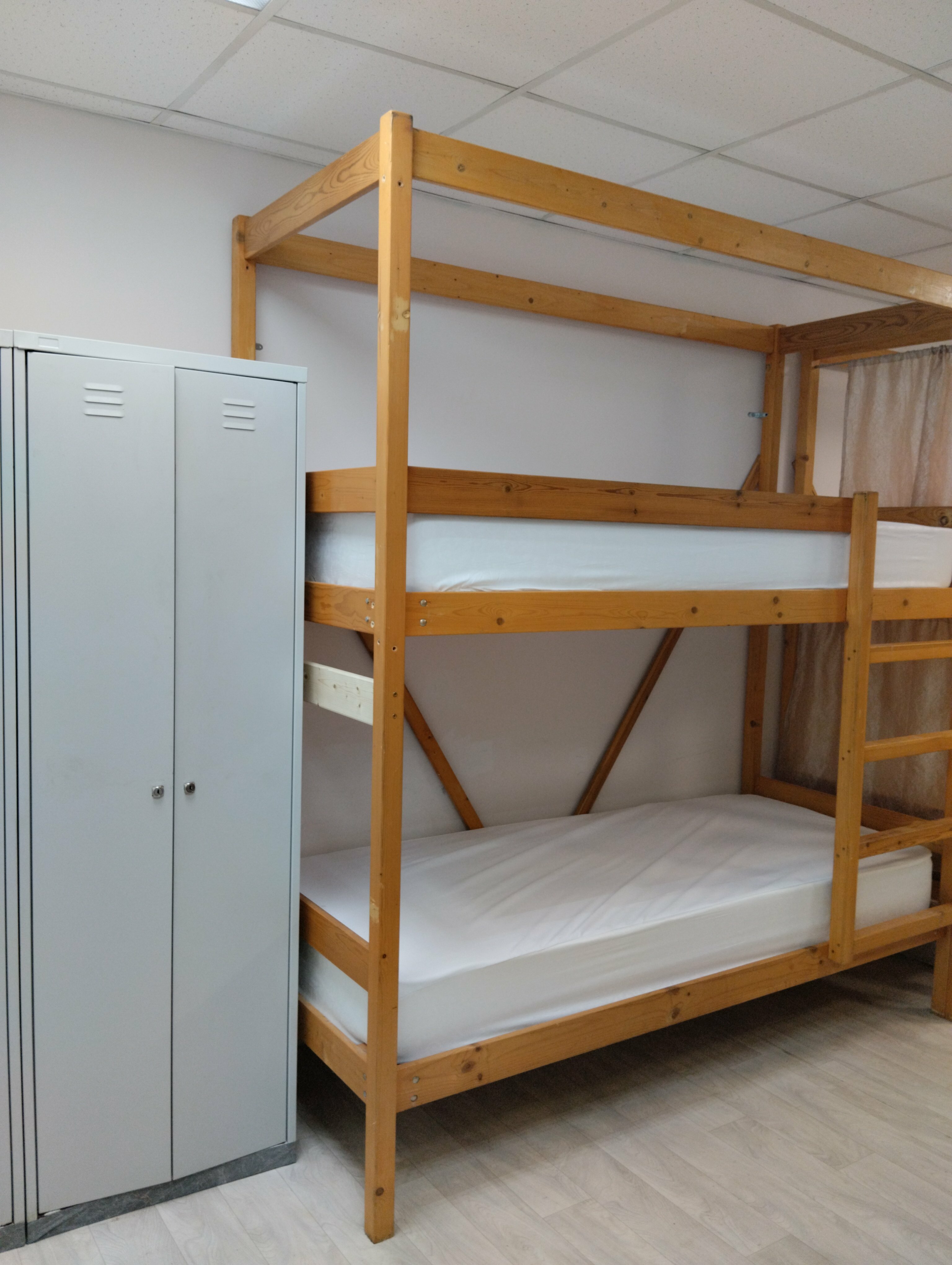 Кровать в общем 8-местном номере для мужчин и женщин