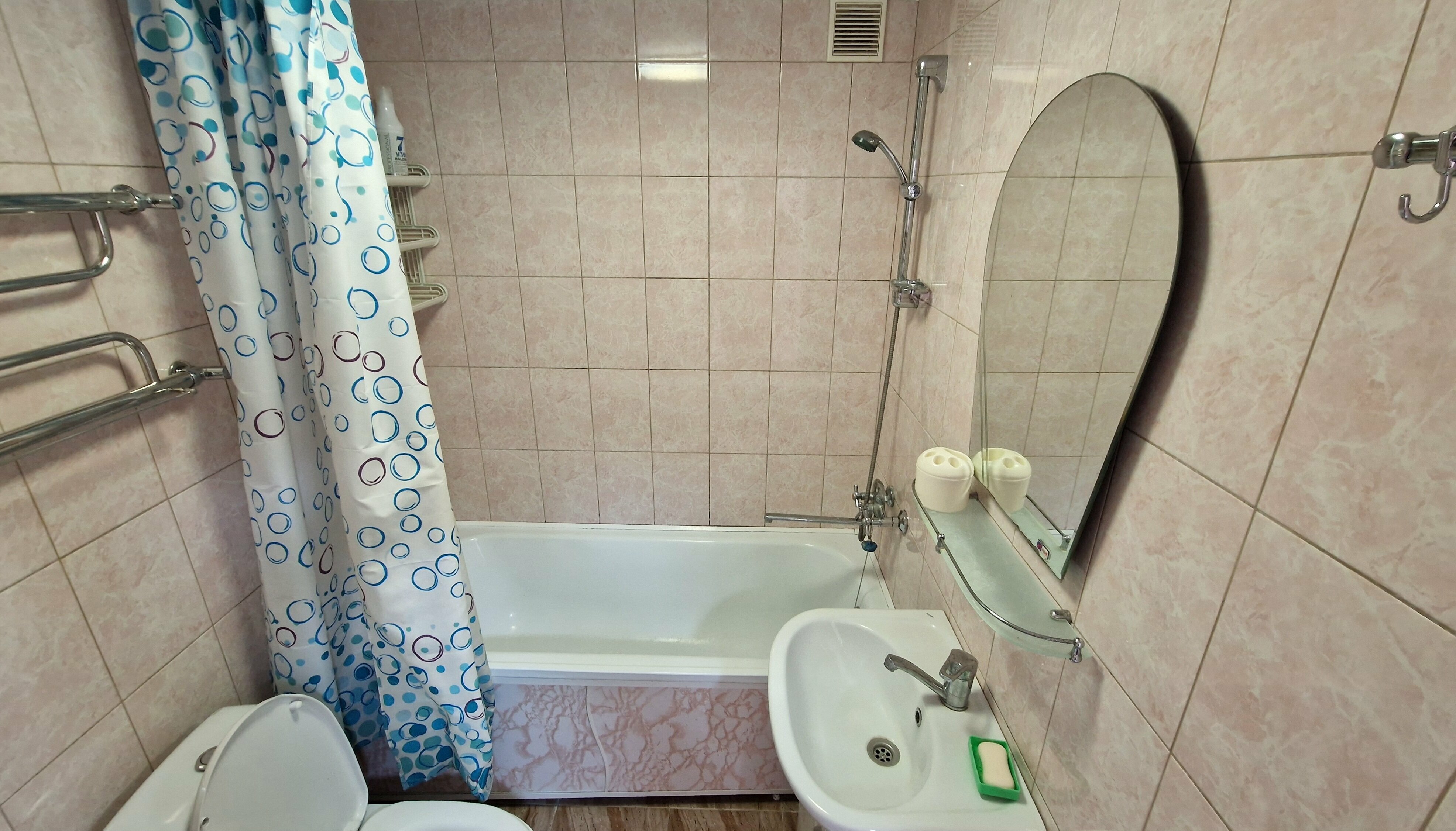 Двухместный номер с двуспальной кроватью и дополнительной кроватью