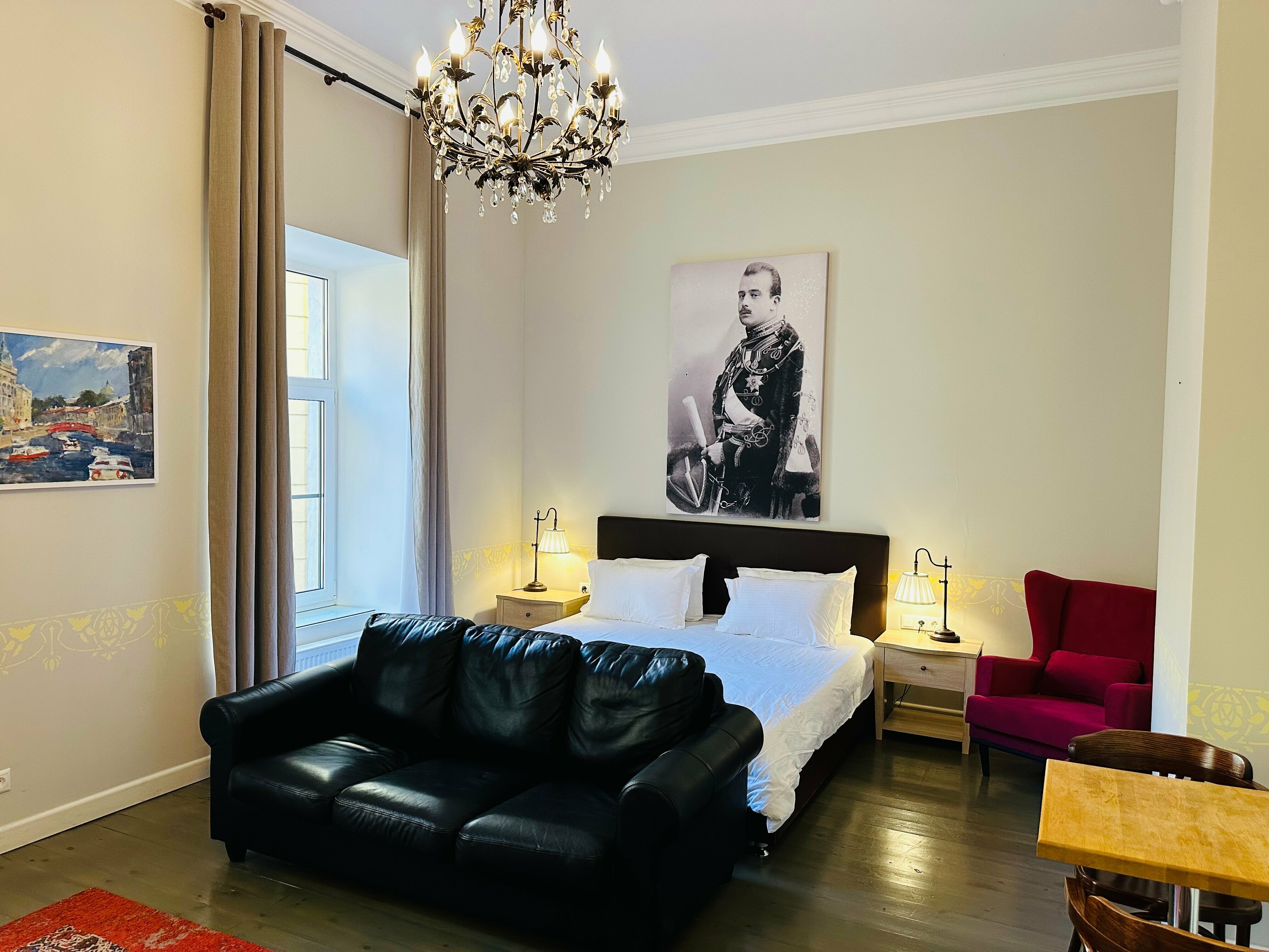 Номер-студия с кроватью размера "king-size" и диван-кроватью