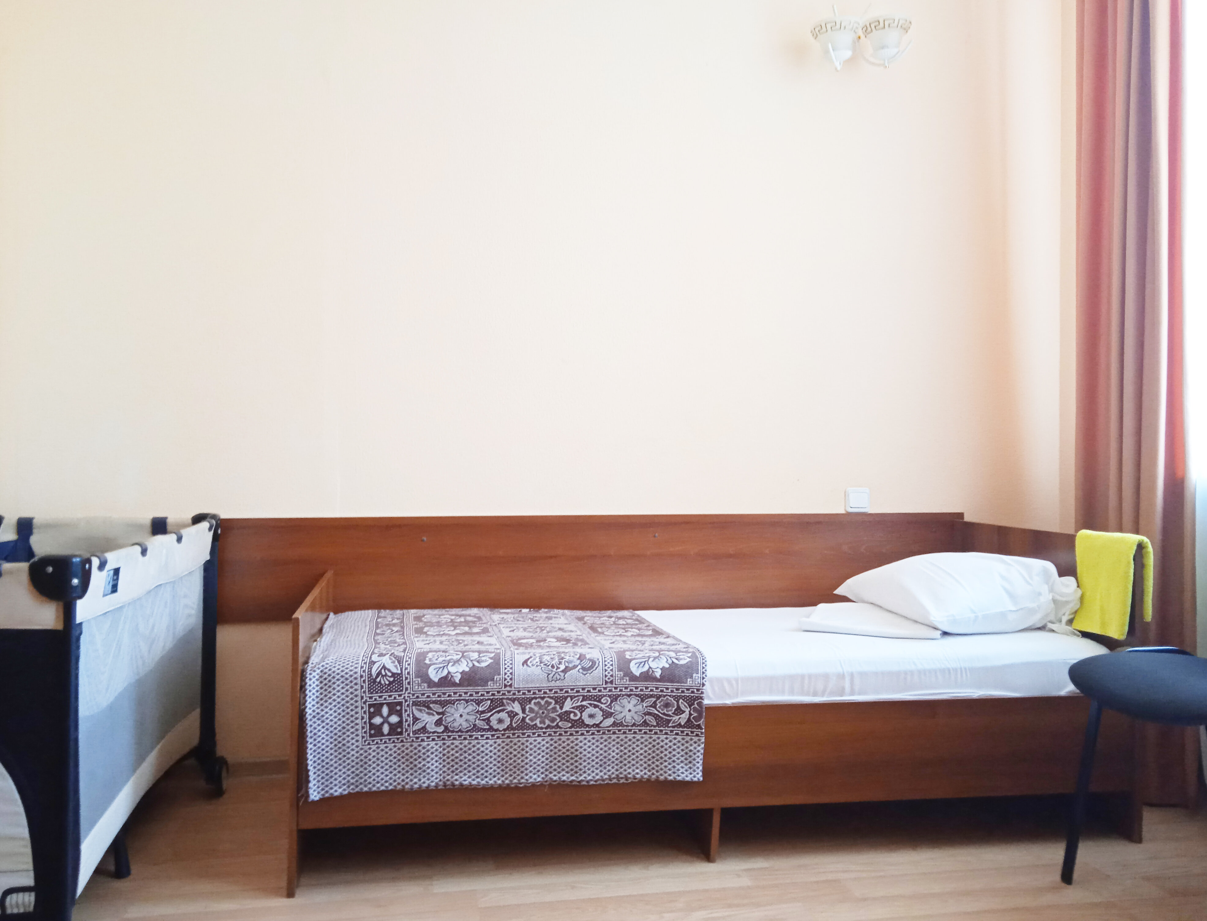 Двухместный номер с 2 отдельными кроватями и общим туалетом