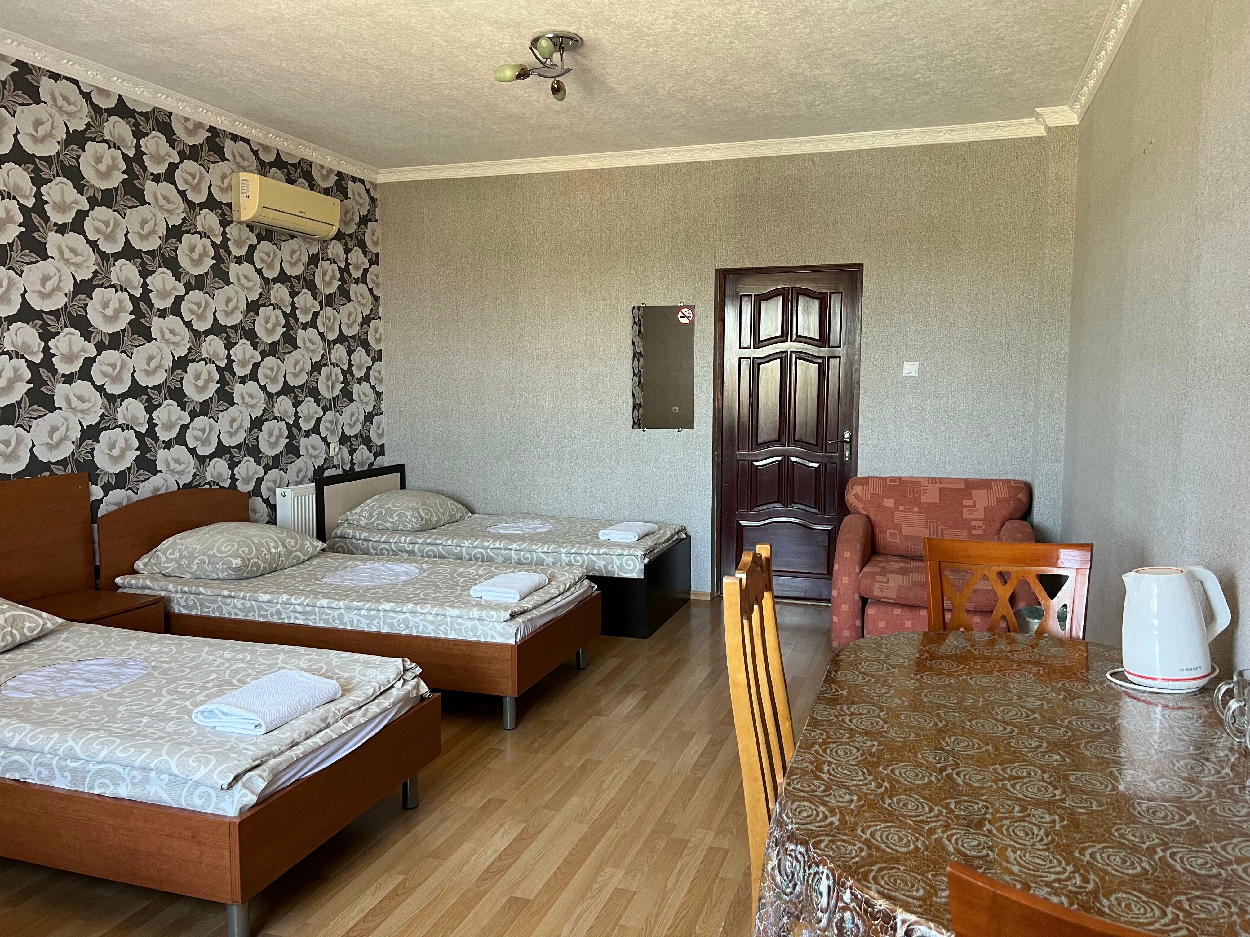 Четырехместный номер эконом-класса с общей ванной комнатой