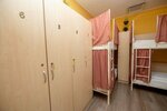 Спальное место на двухъярусной кровати в общем номере для мужчин и женщин в High Level Hostel
