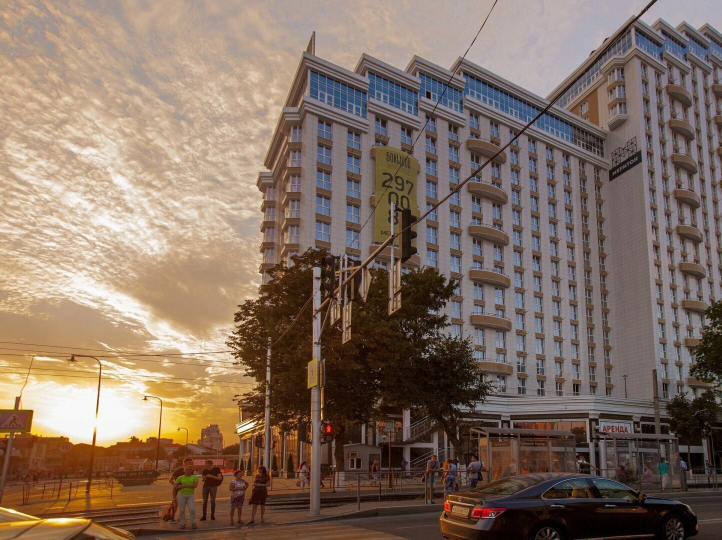 Однокомнатные апартаменты «Розовый фламинго» с подвесной качелью и балконом (вид на город с 23-го этажа).