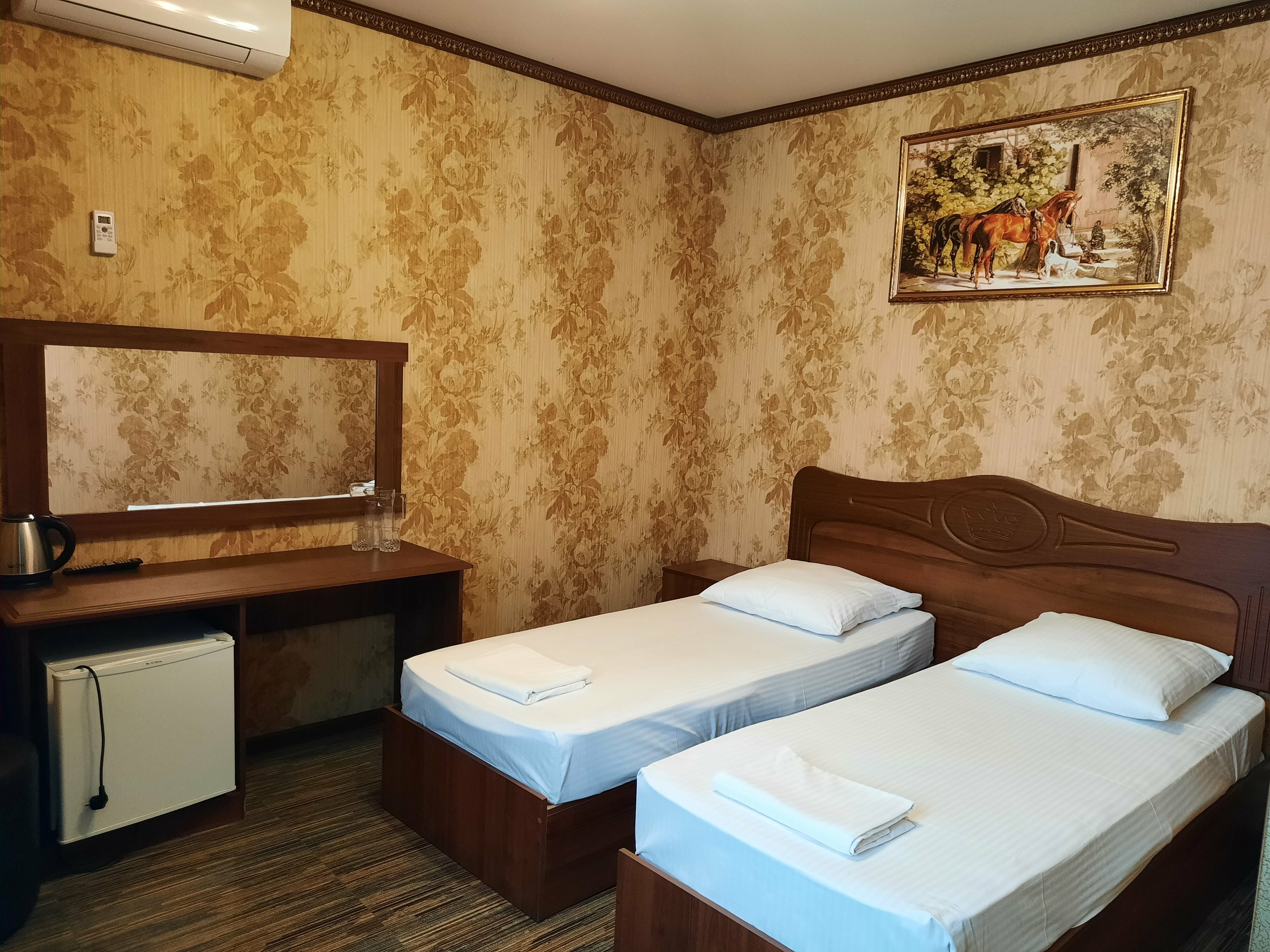 Стандартный двухместный номер с 2 отдельными кроватями и общей ванной комнатой