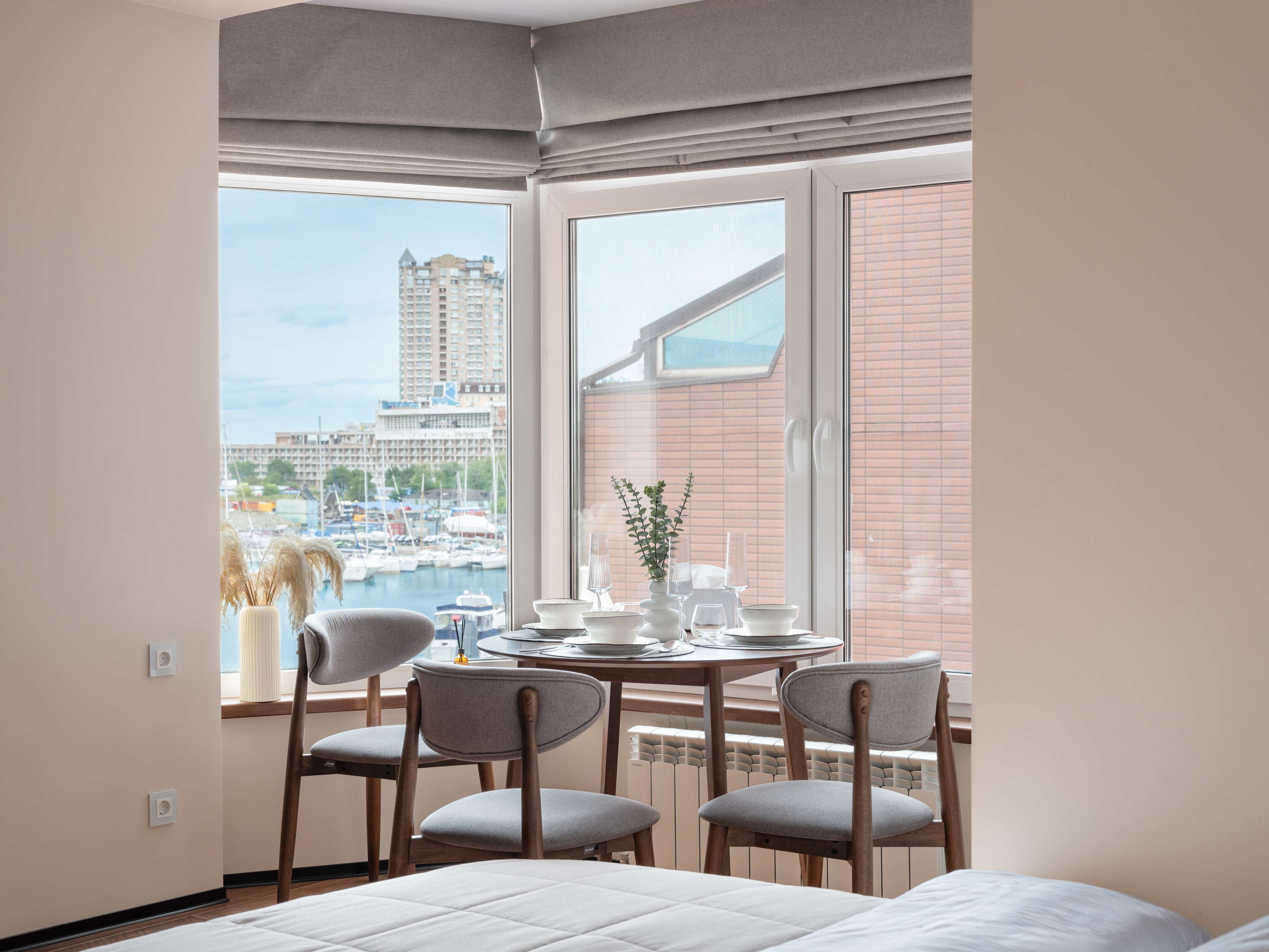 Семейный номер с боковым видом на море