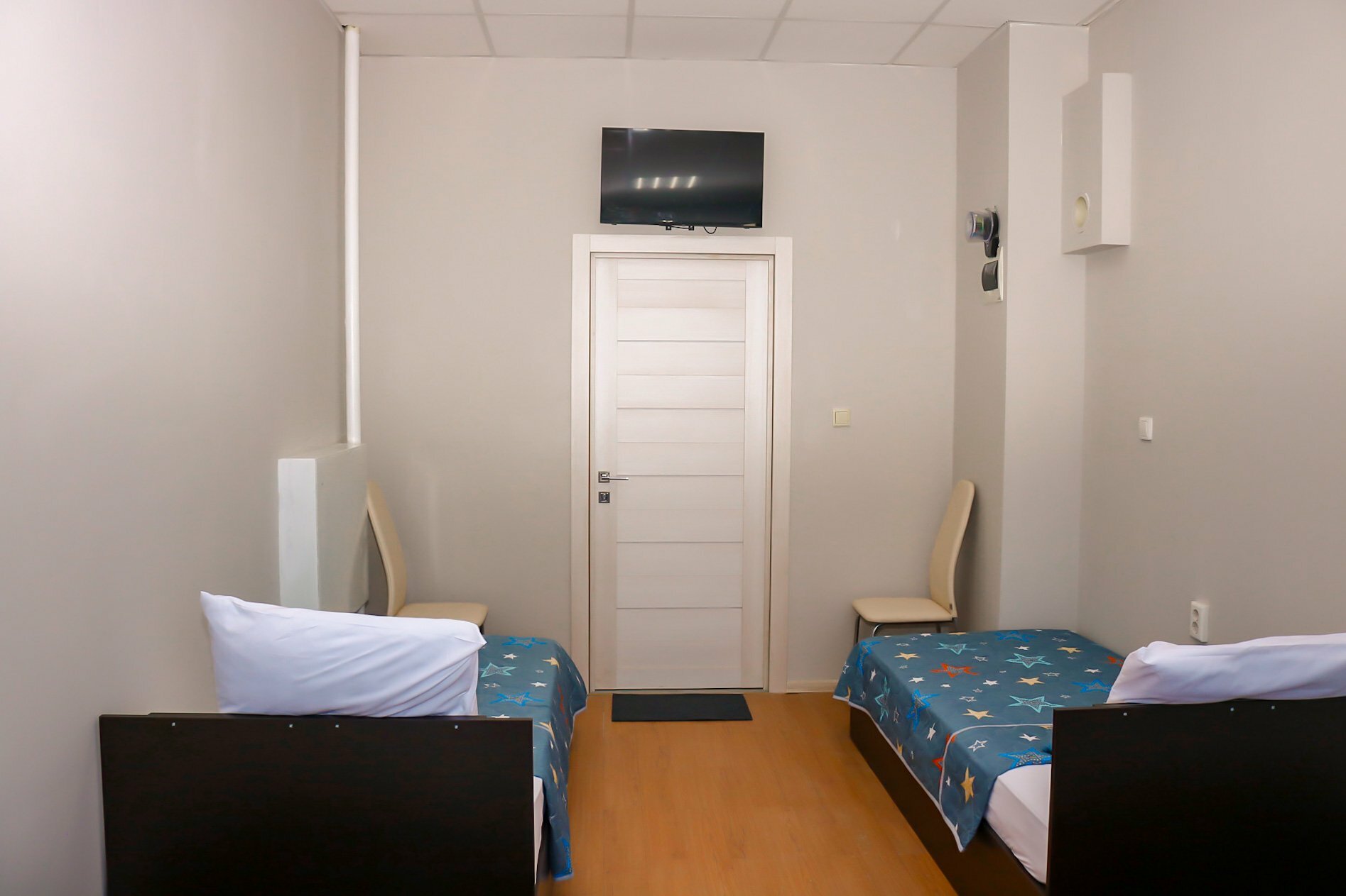 Односпальная кровать в общем мужском номере