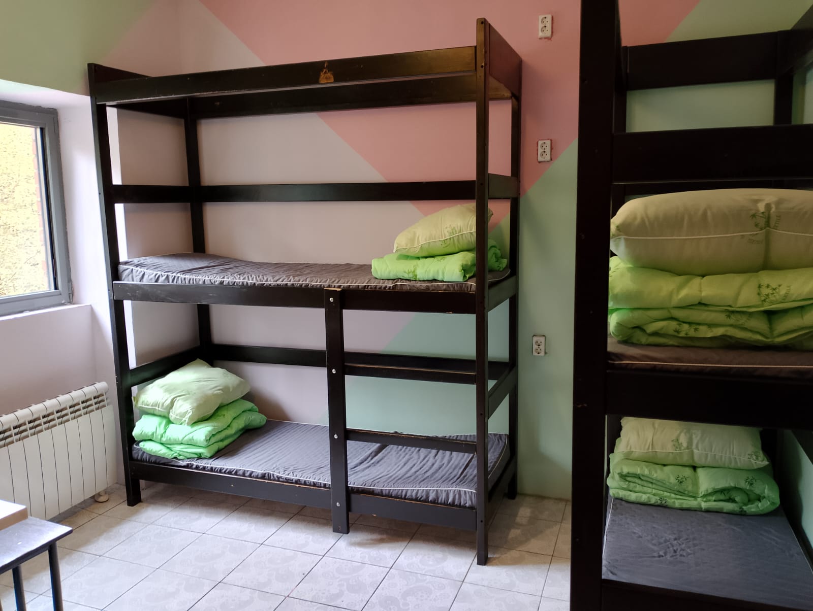 Односпальная кровать в общем мужском номере