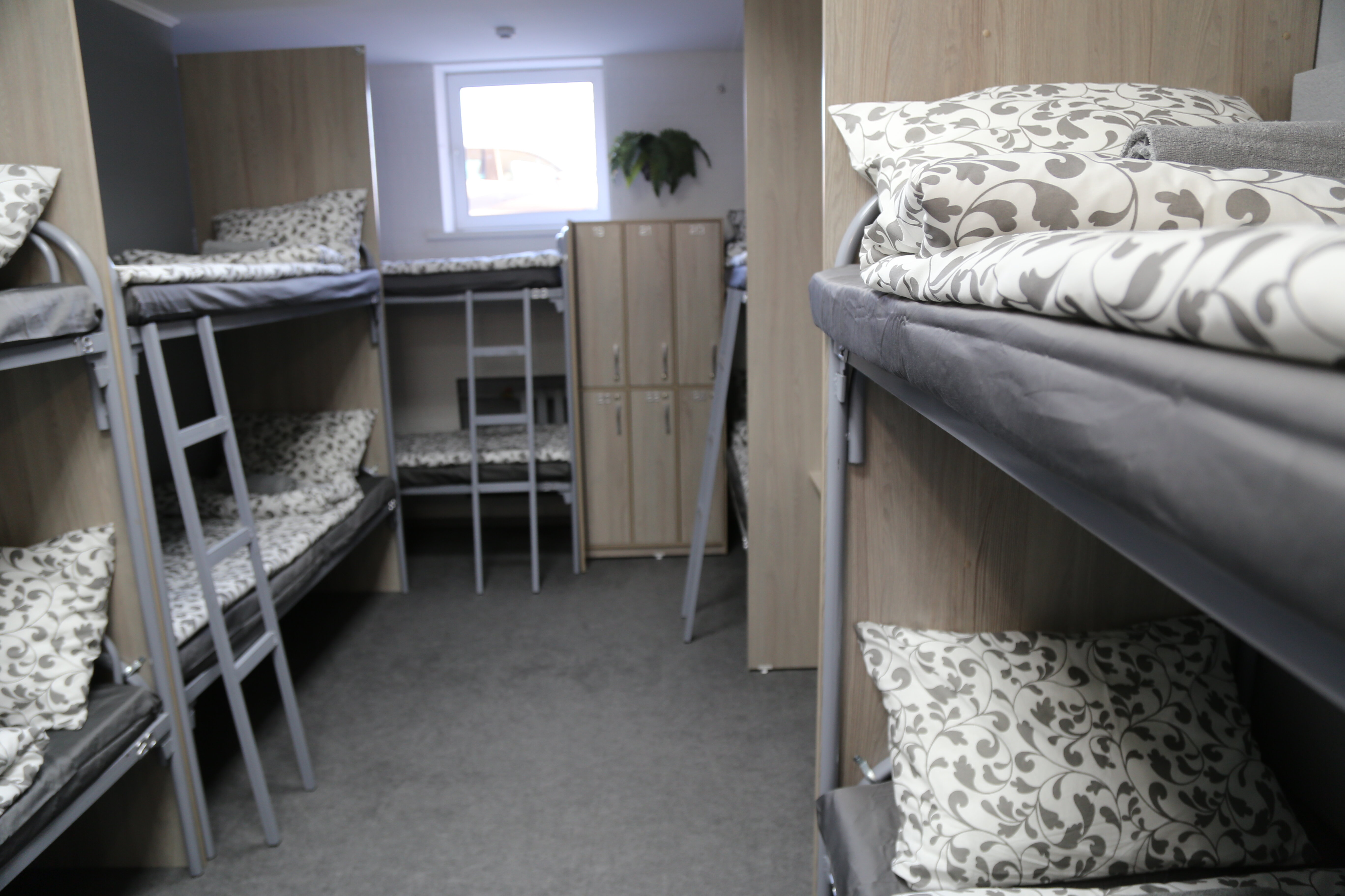 Спальное место на двухъярусной кровати в общем номере для мужчин