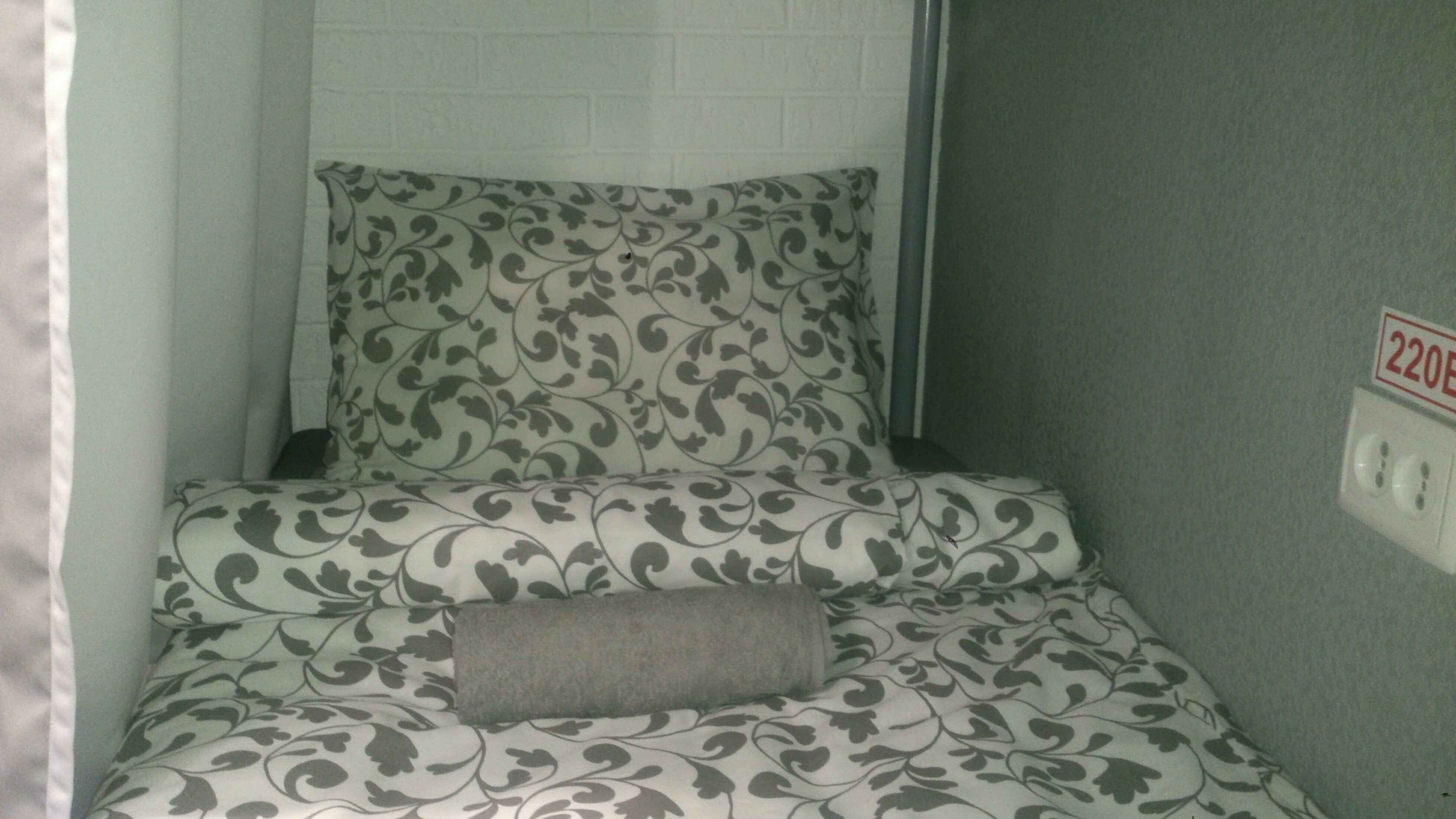 Спальное место на двухъярусной кровати в общем номере для мужчин и женщин