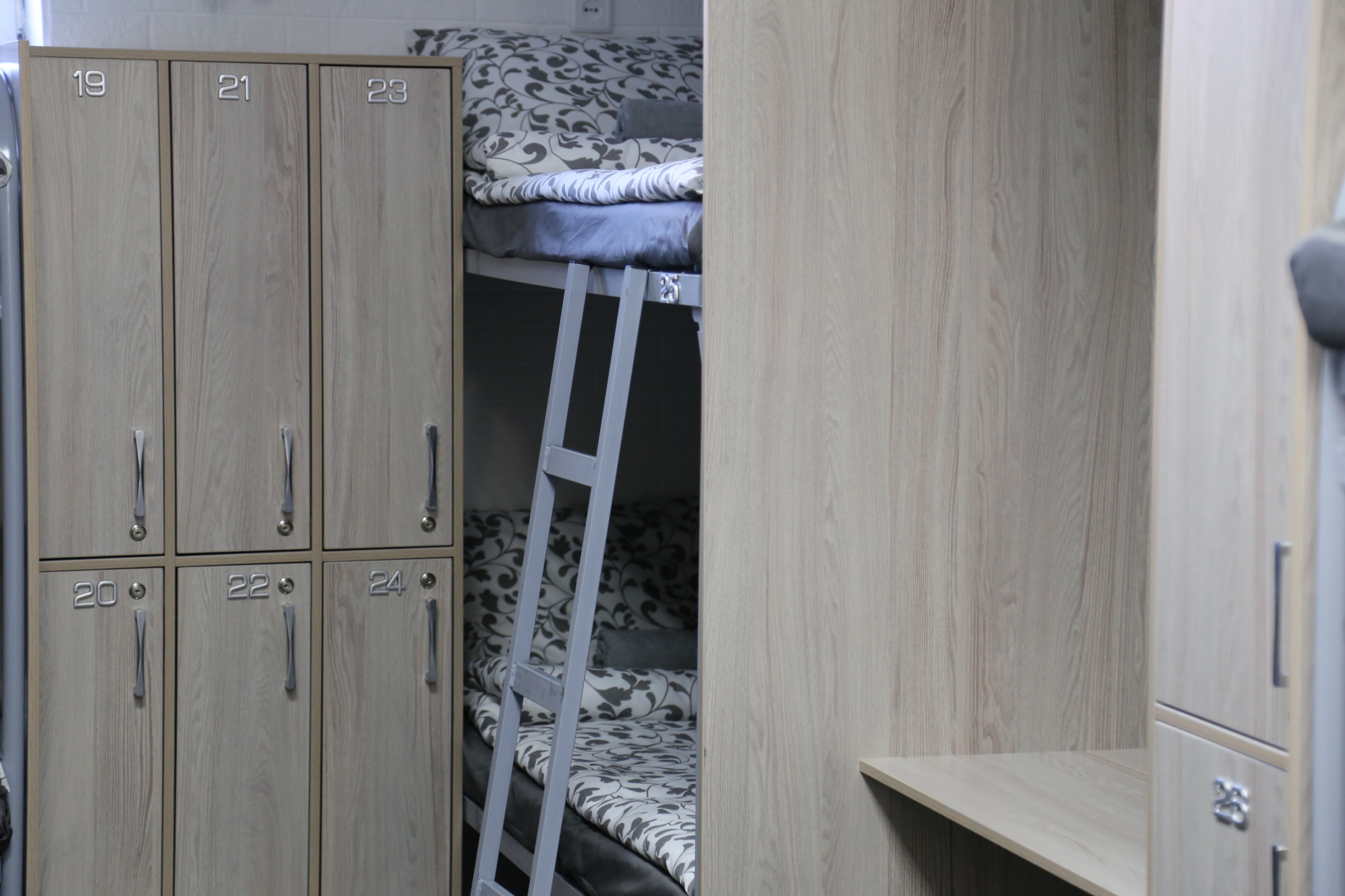 Спальное место на двухъярусной кровати в общем номере для мужчин