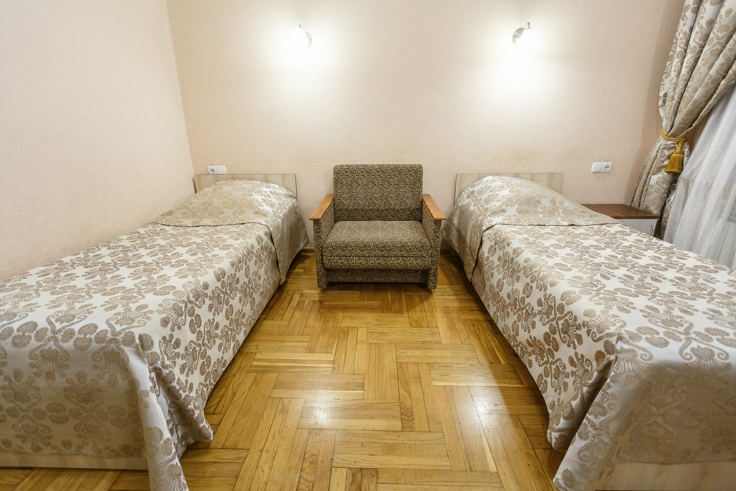 Двухместный номер с 2 отдельными кроватями и окном