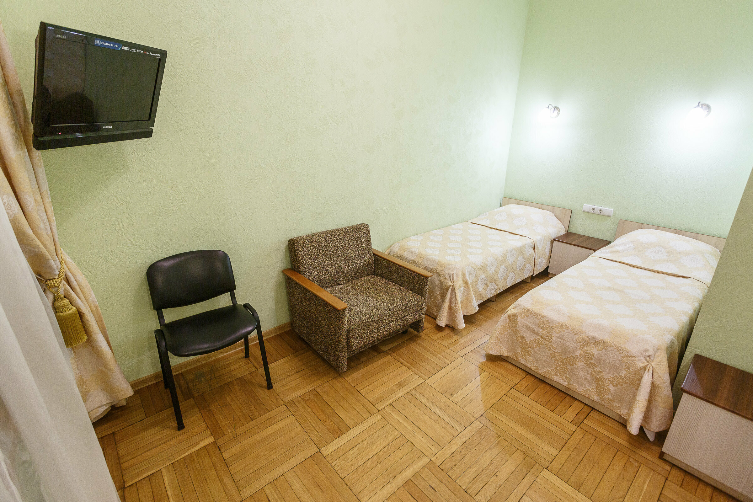 Просторный двухместный номер с 2 отдельными кроватями