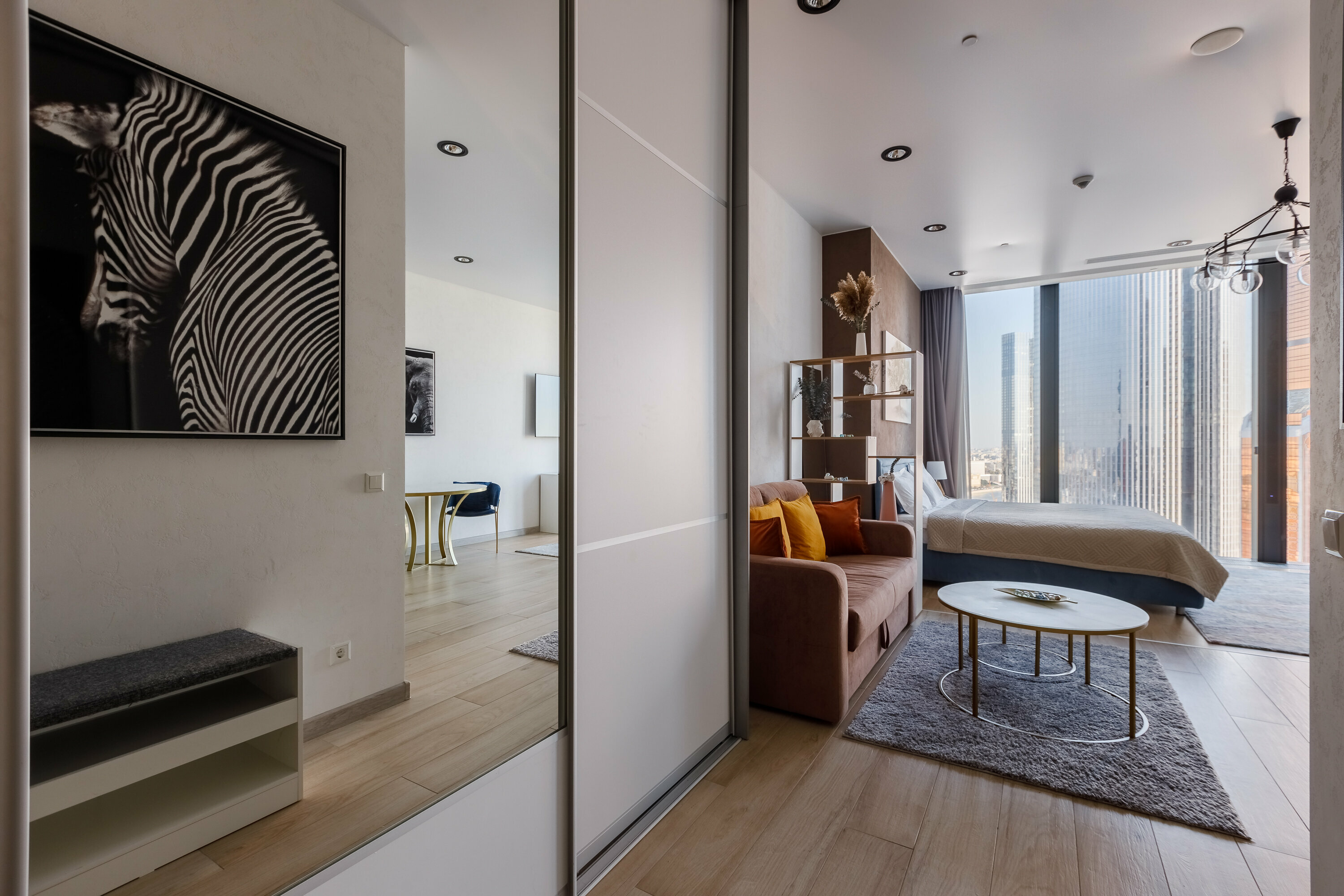 Номер-студия с кроватью размера "king-size" и диван-кроватью