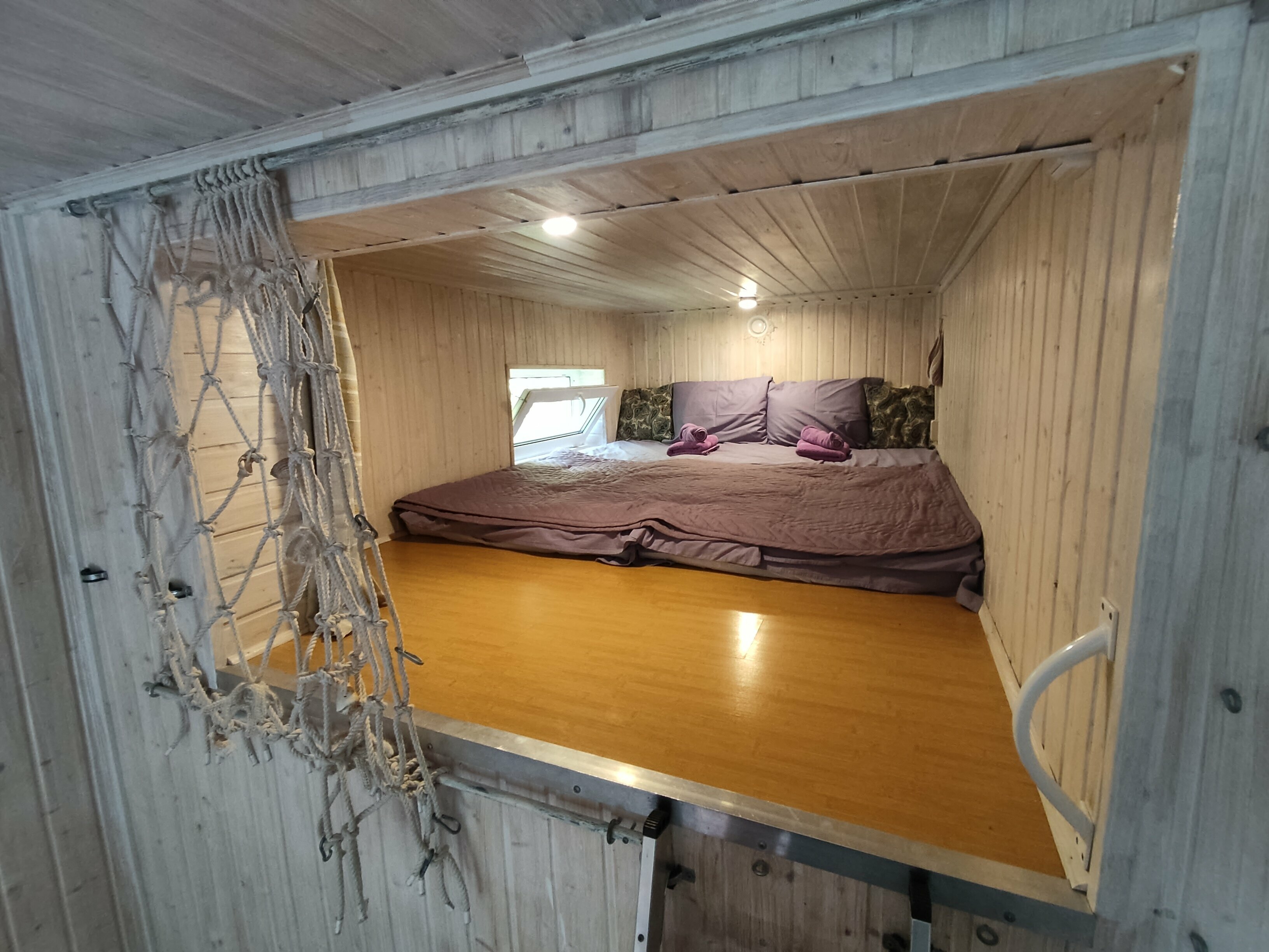 Дом у горной реки