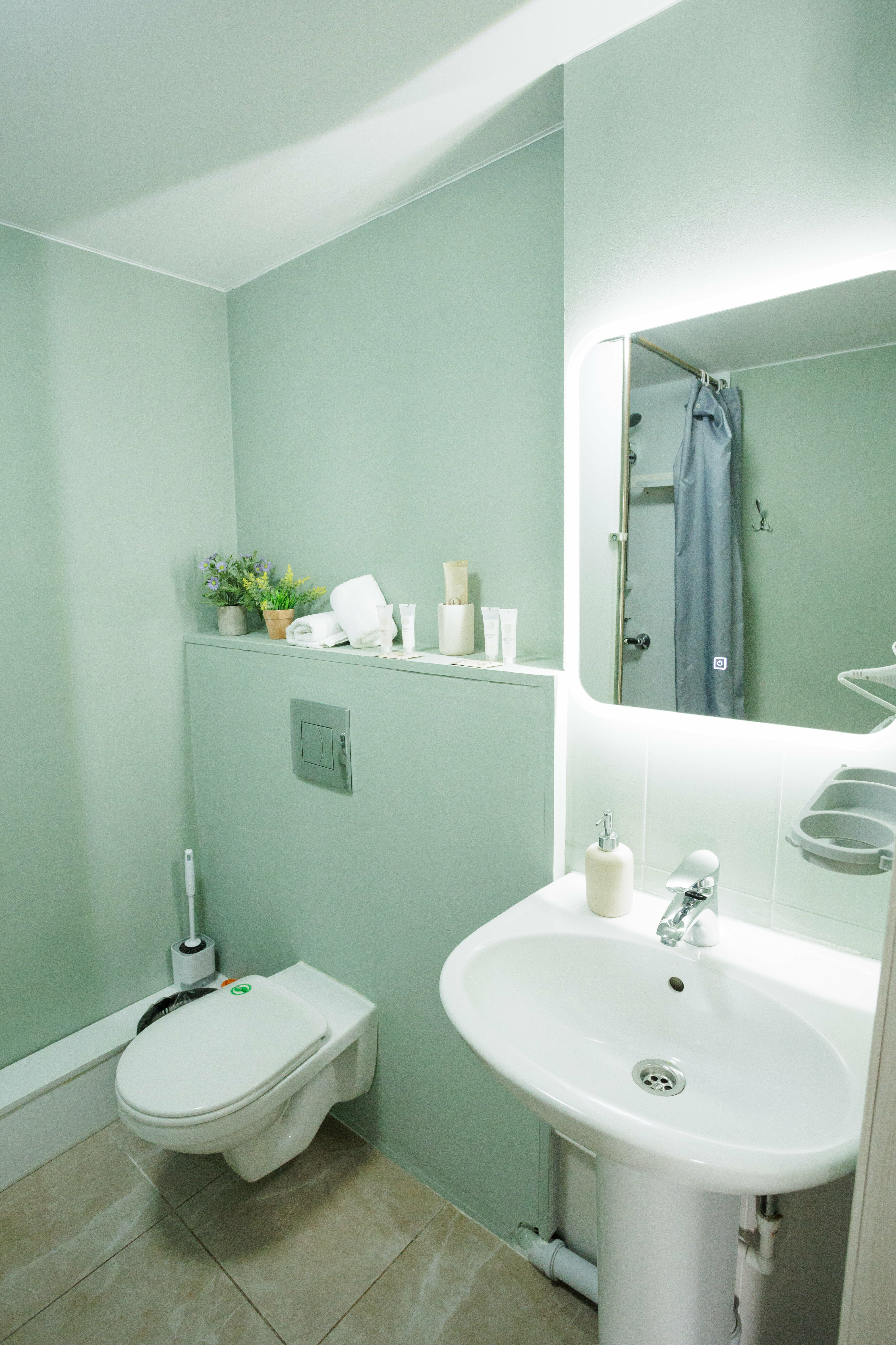 Двухместный номер с двухспальной кроватью и диваном