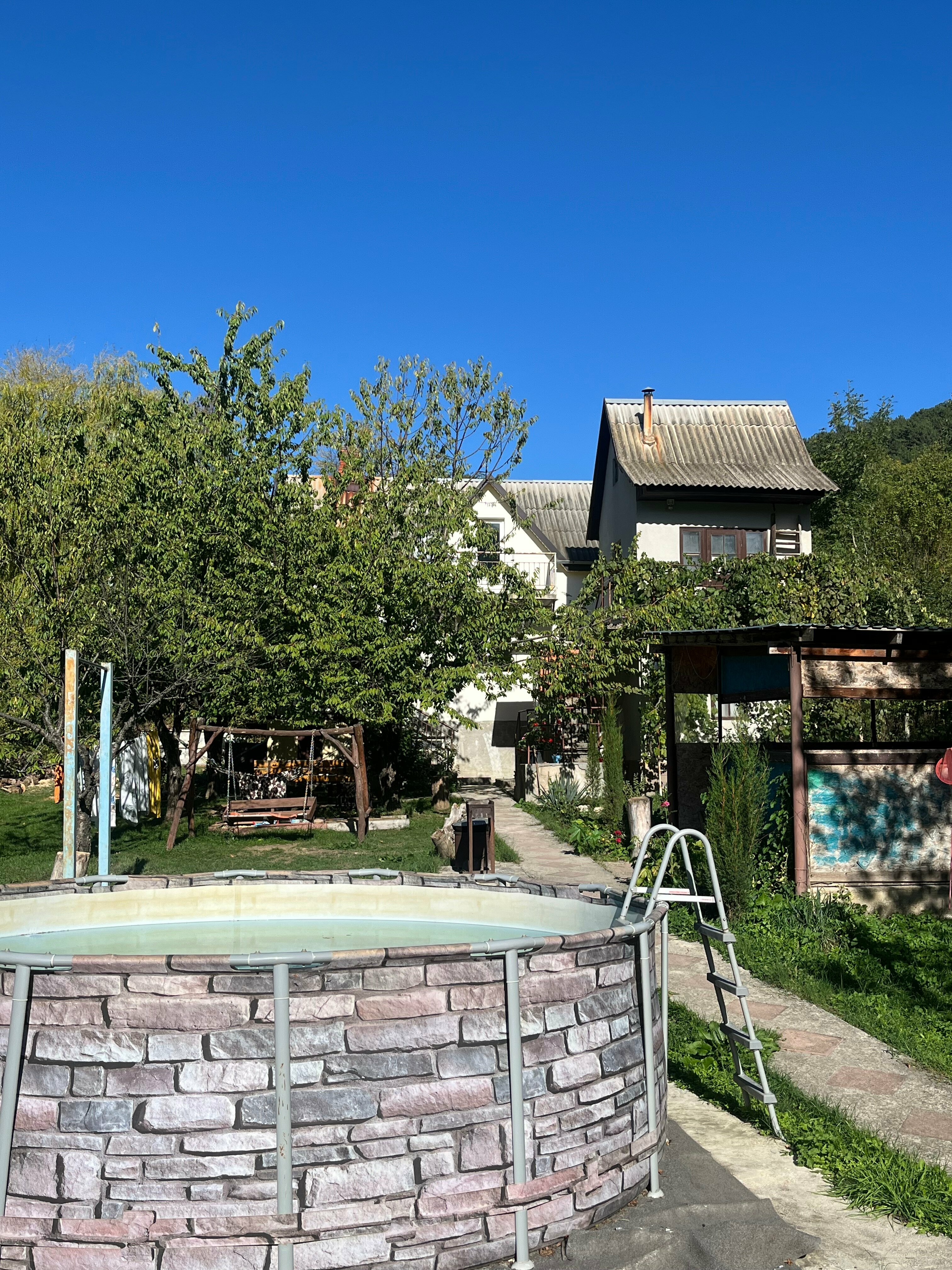 Трехместный номер с видом на горы