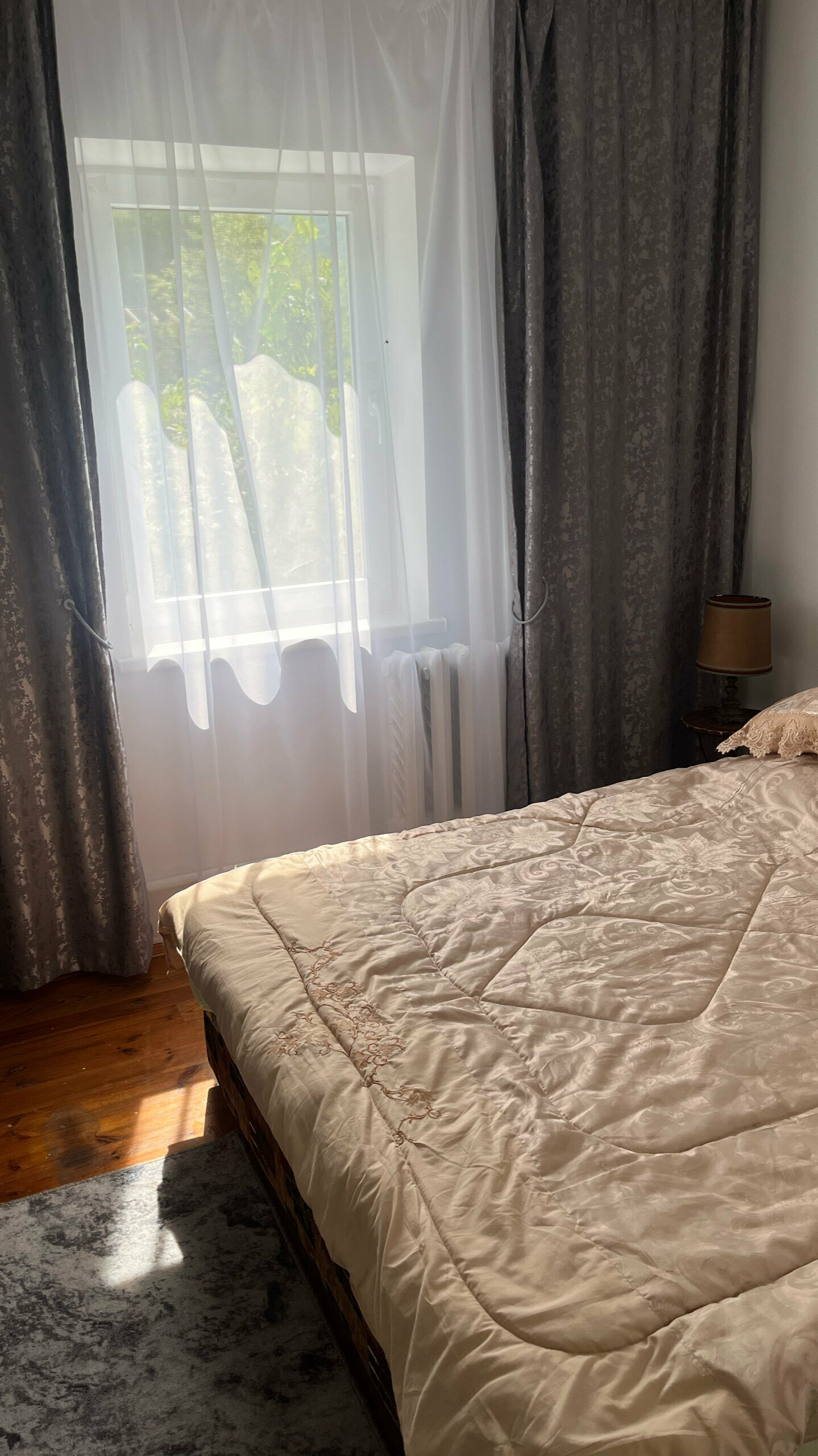 Трехместный номер с видом на горы