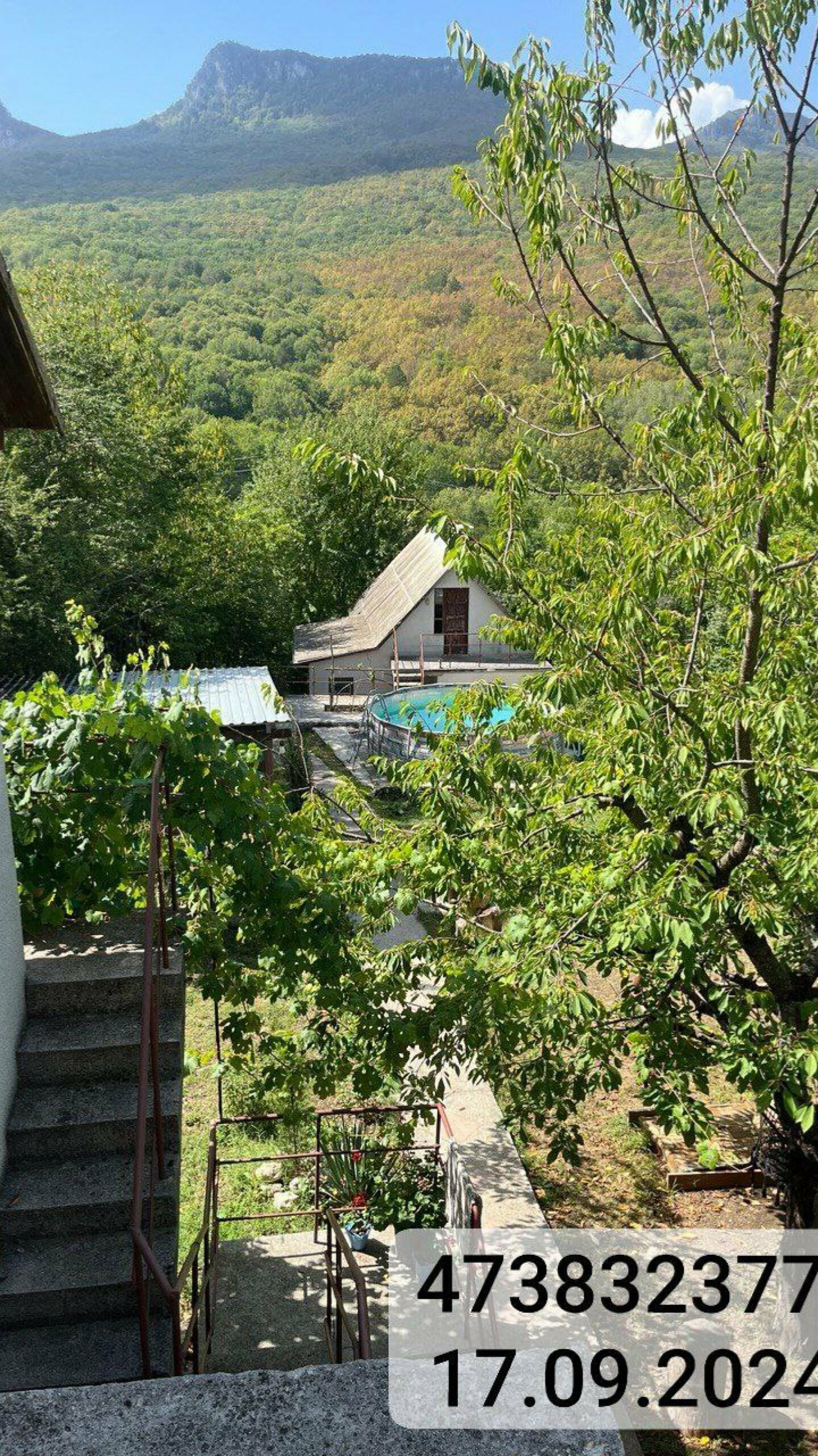 Трехместный номер с видом на горы