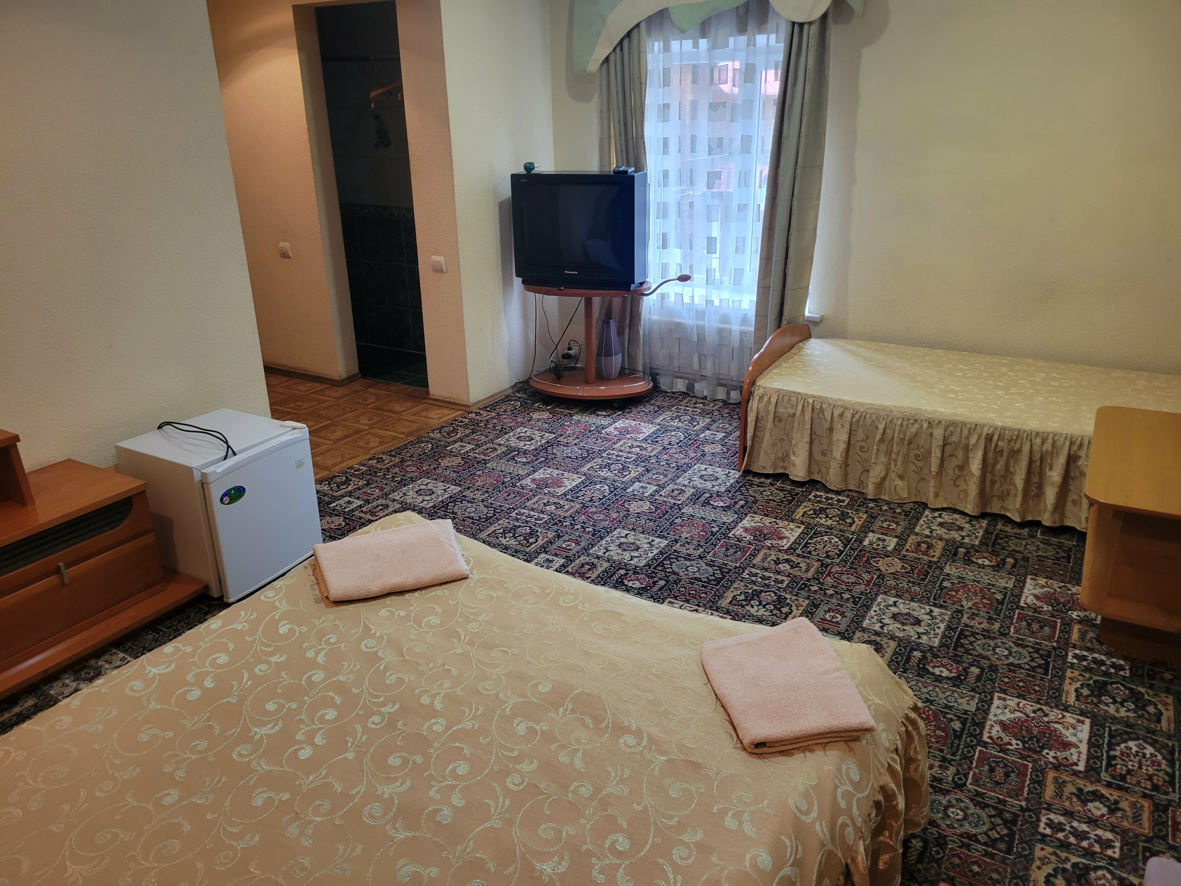 Двухместный номер с двуспальной кроватью и дополнительной кроватью